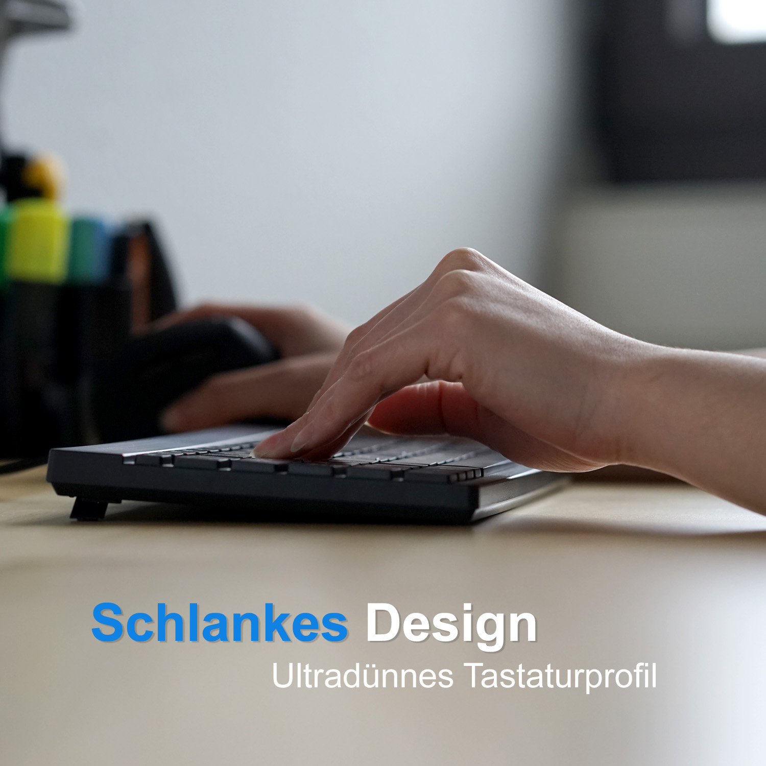 Hände einer Person, die eine Tastatur benutzen. Text unten: Schlankes Design, Ultradünnes Tastaturprofil.