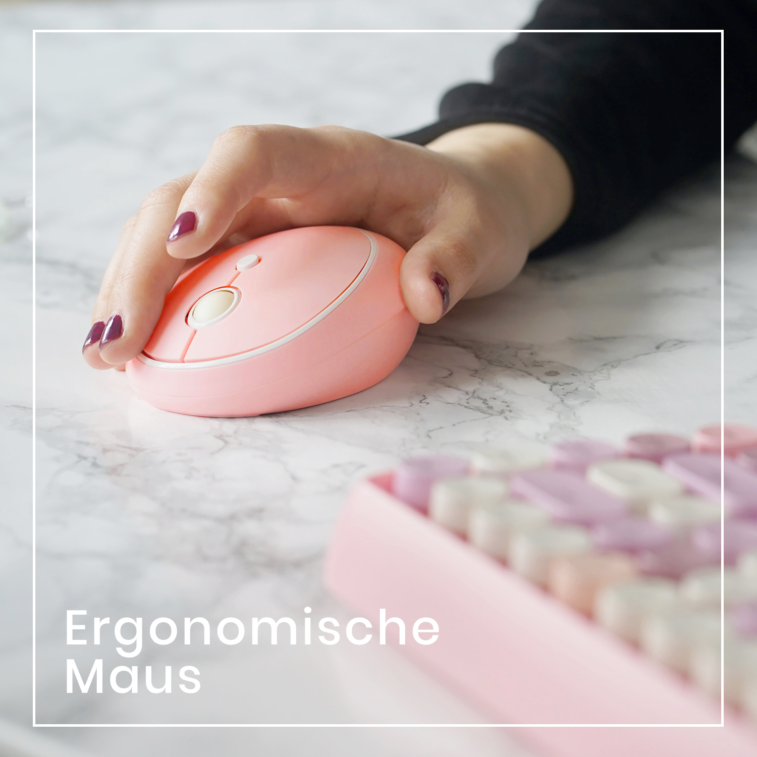 Eine Hand hält eine rosa ergonomische Maus und eine Tastatur.
