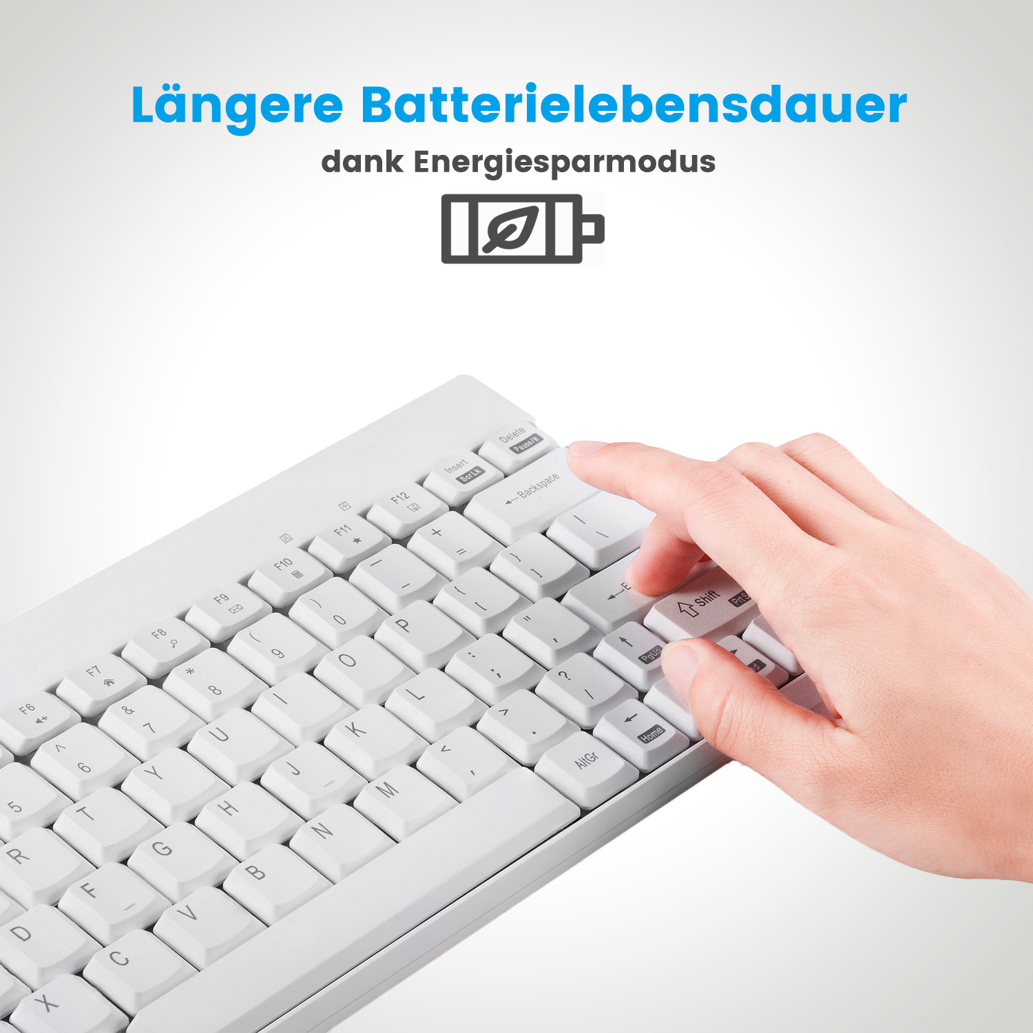 Die Hand einer Person steht kurz davor, eine Taste auf einer weißen Tastatur zu drücken.