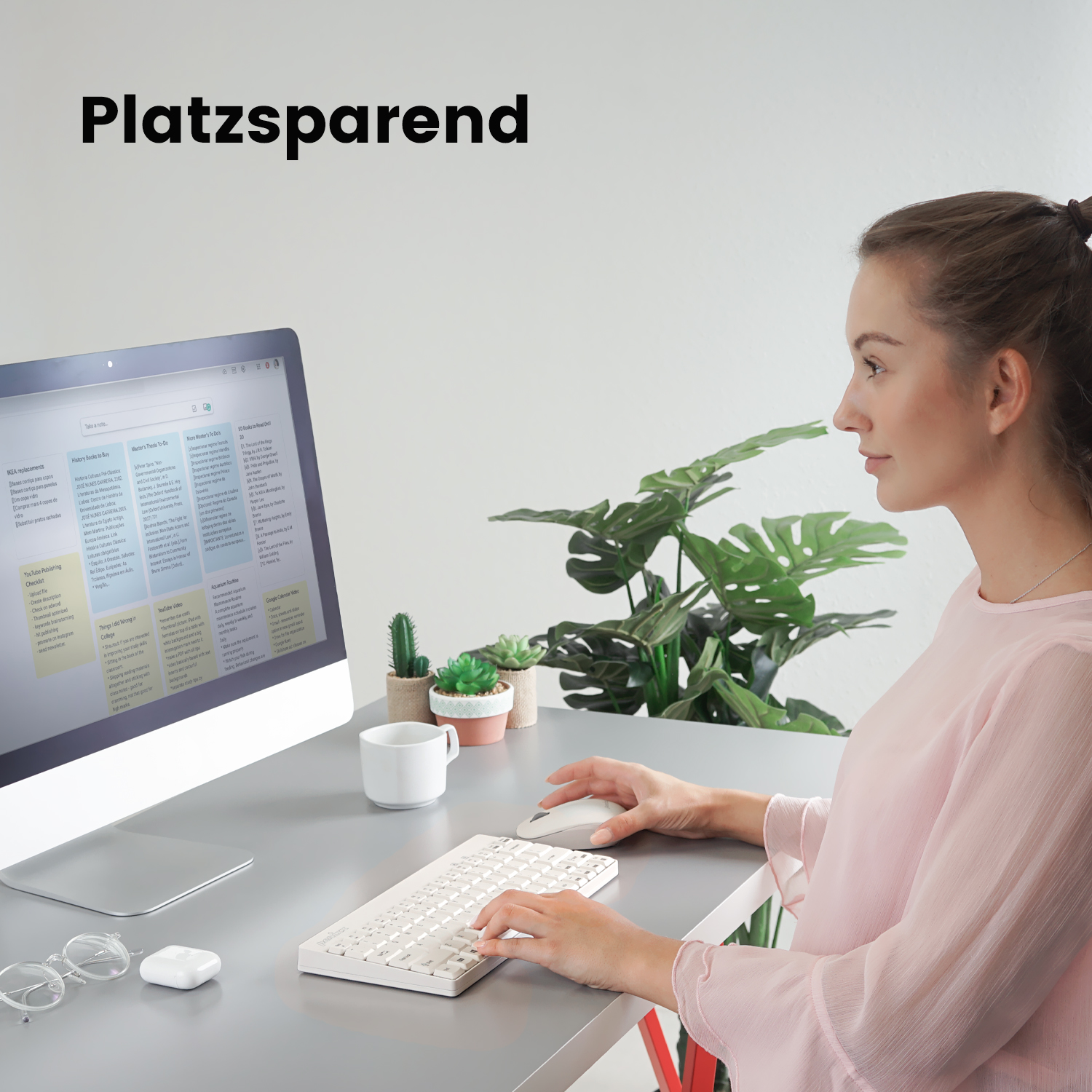 Eine Frau arbeitet an einem Schreibtisch mit weißer Tastatur, Maus und Computerbildschirm.