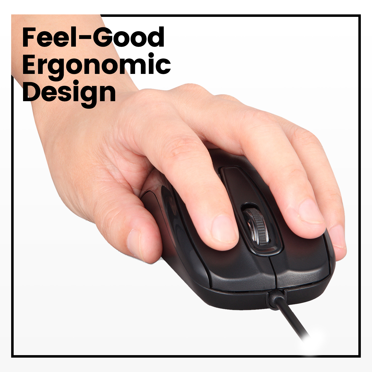 Schwarze Computermaus in einer Hand. Die Maus hat ein Scrollrad und Seitentasten. Weißer Hintergrund.