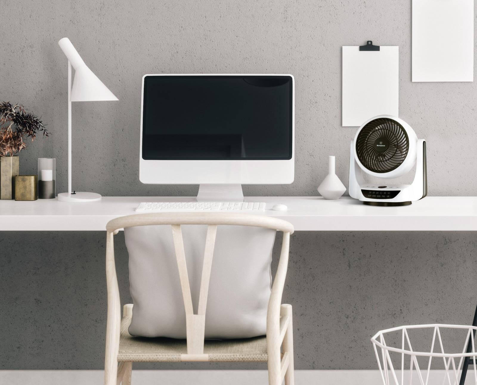 Weißes Schreibtisch-Setup mit Monitor und Ventilator. Weißer Schreibtisch, graue Wand, weiße Lampe. Sauberes und modernes Design.