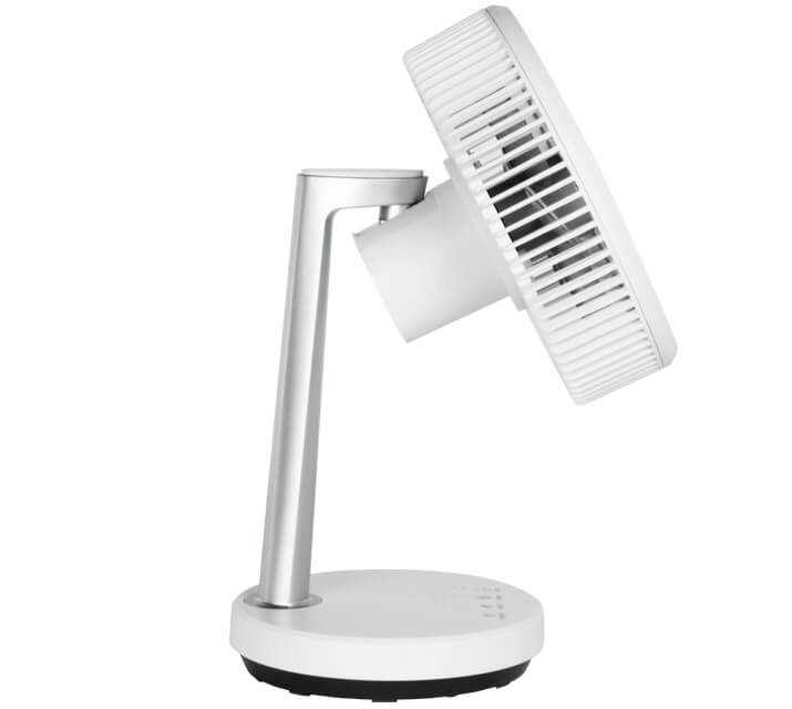 Ein weißer und silberner Tischventilator auf einer weißen Oberfläche.