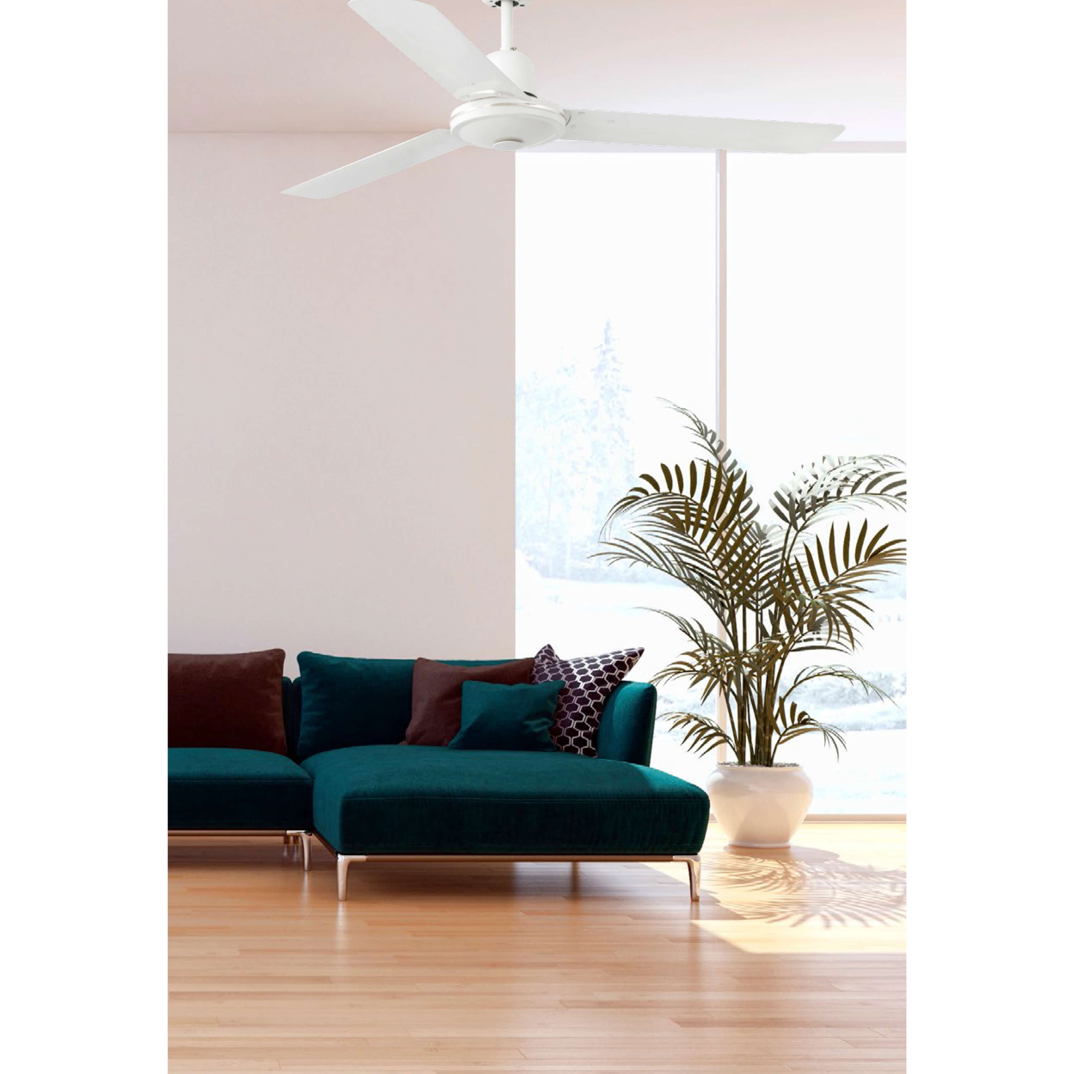 Un ventilatore a soffitto bianco in un moderno soggiorno con un divano verde acqua e una grande finestra.