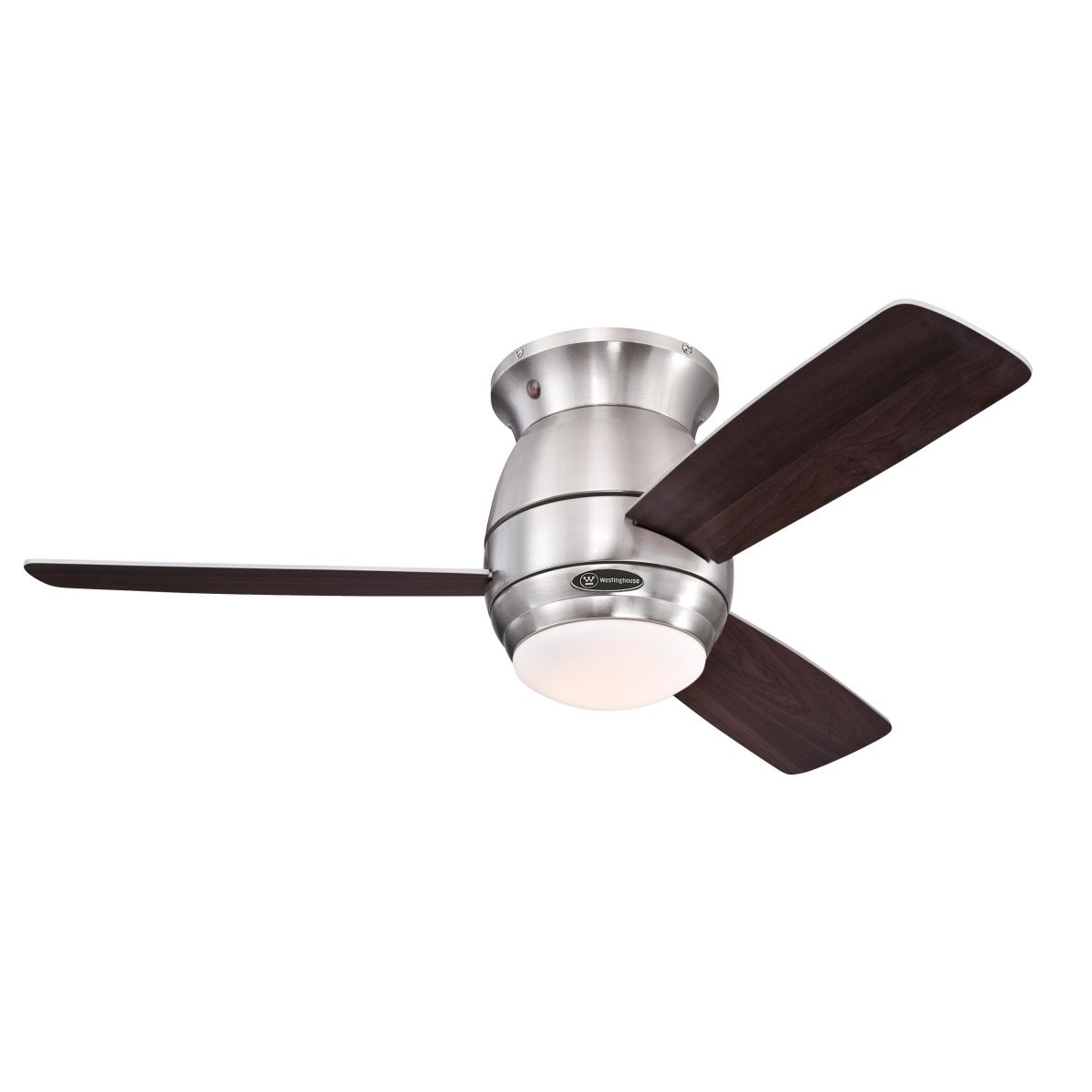 Ein silberner Deckenventilator mit dunkelbraunen Flügeln und einem weißen Licht.