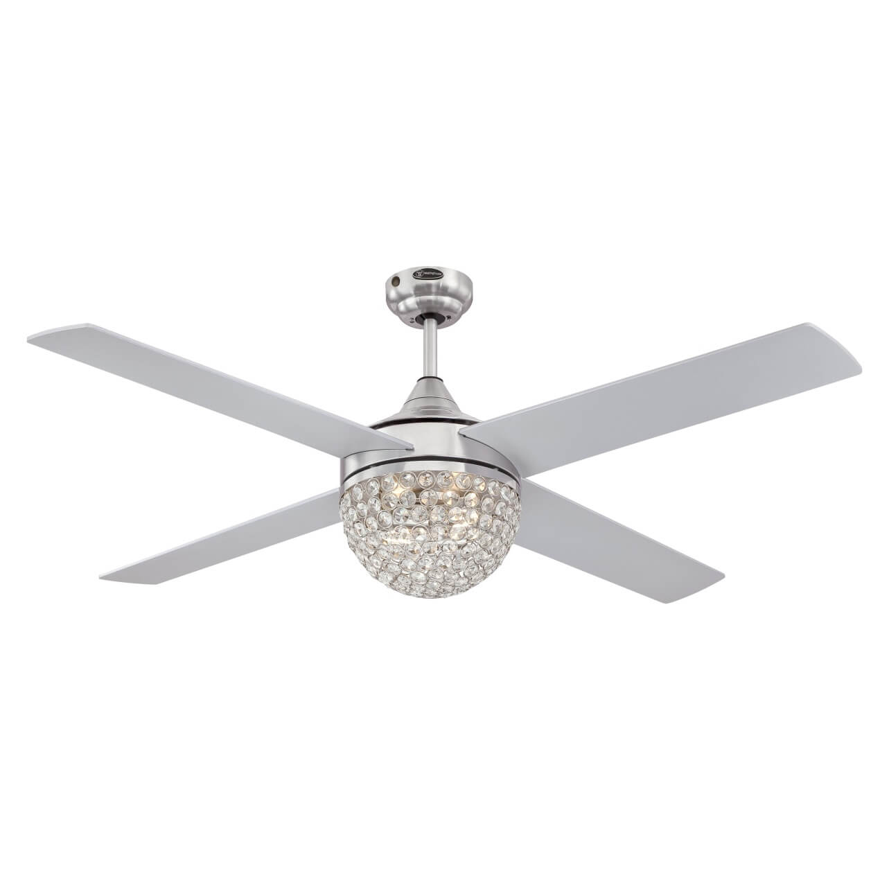 Deckenventilator mit vier weißen Flügeln, Kristall-Leuchte und silbernem Sockel.