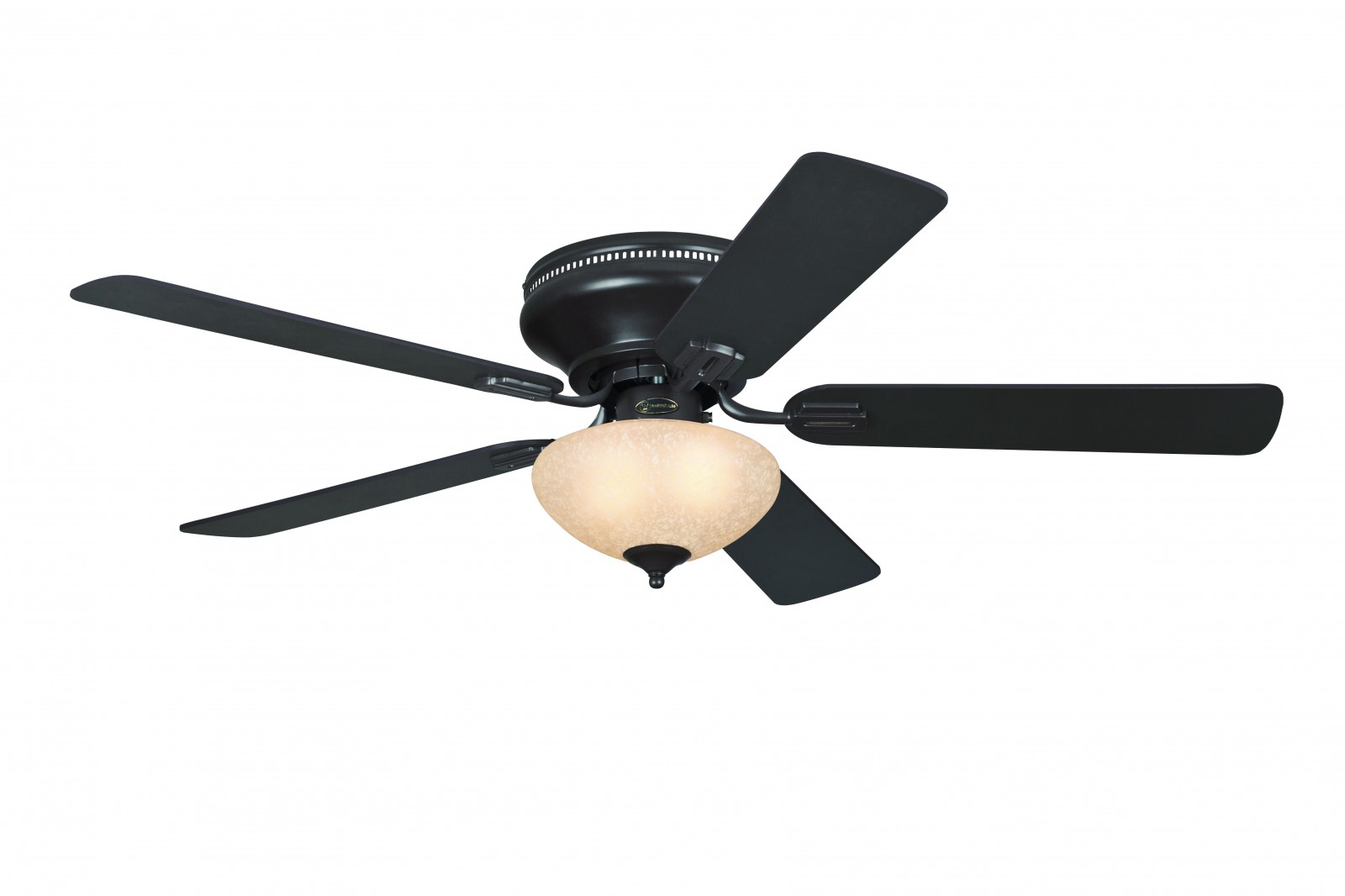 Deckenventilator mit dunklen Flügeln, Leuchte darunter und dunklem Motorgehäuse.