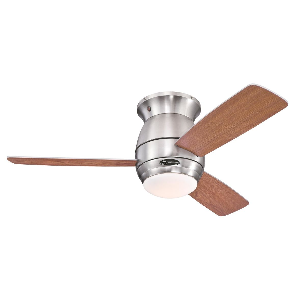 Silberner Deckenventilator mit drei Holzblättern und weißem Licht.