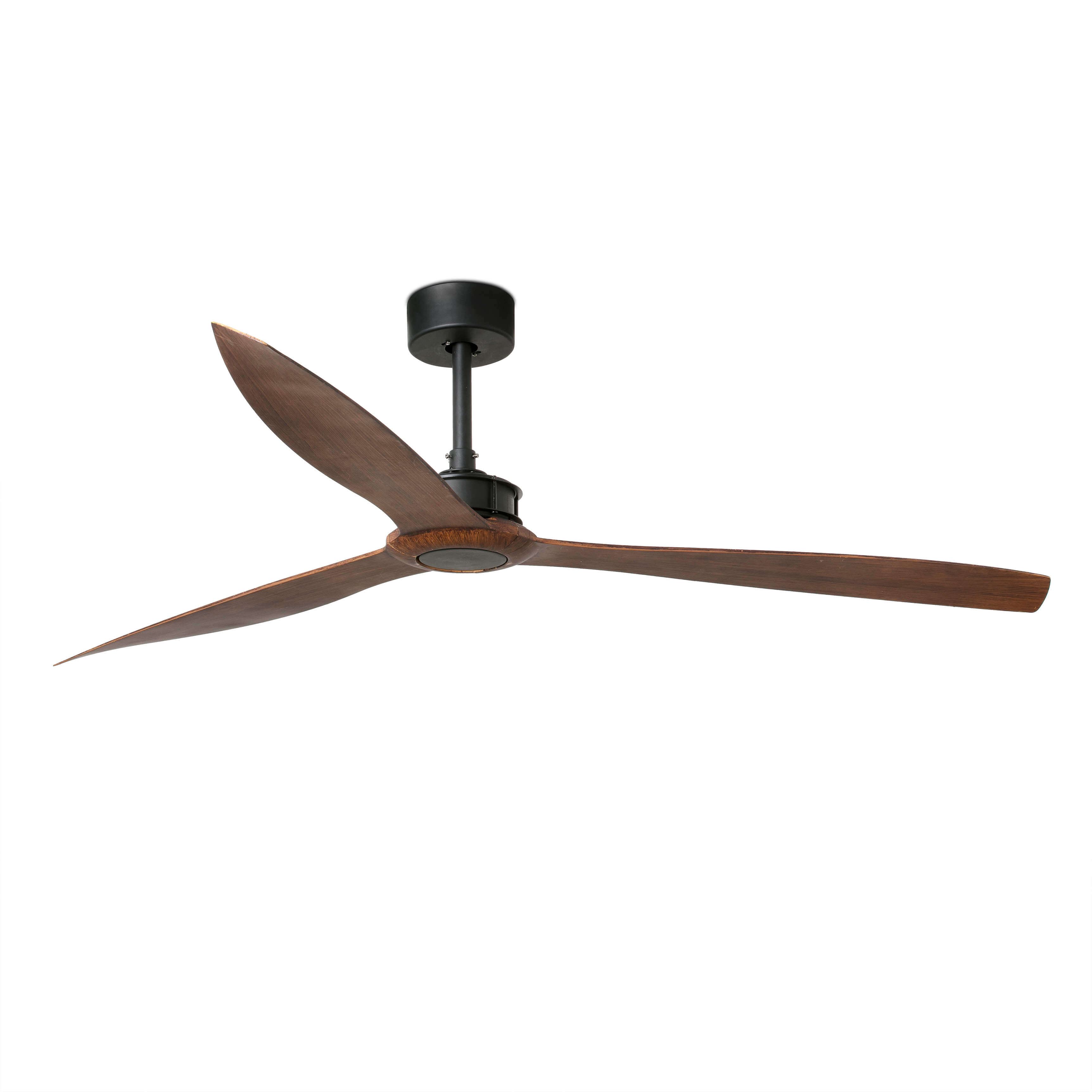 Un ventilatore da soffitto con tre pale in legno scuro e un motore nero, su sfondo bianco.