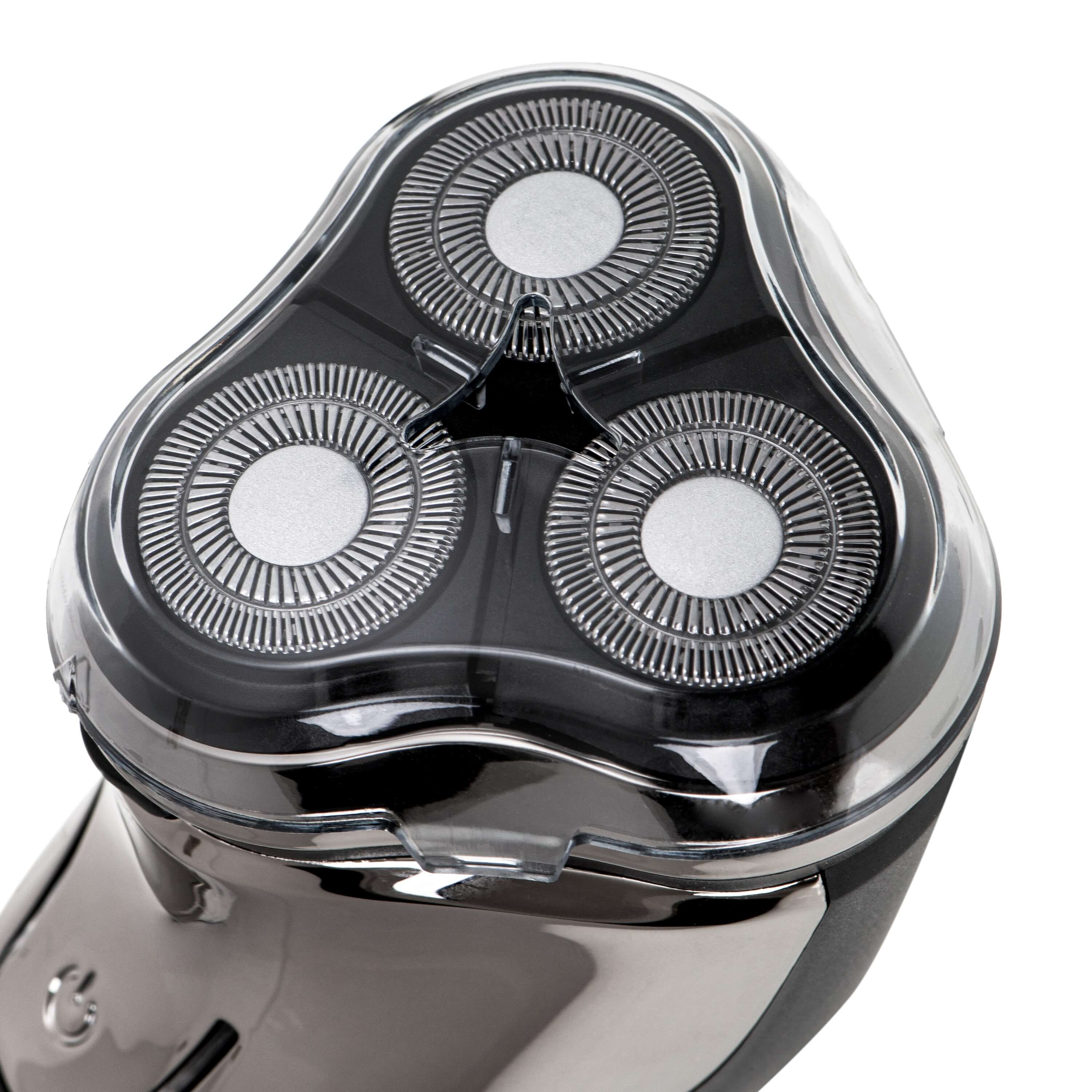 Zbliżenie głowicy golarki elektrycznej. Trzy okrągłe głowice z srebrnymi ostrzami.