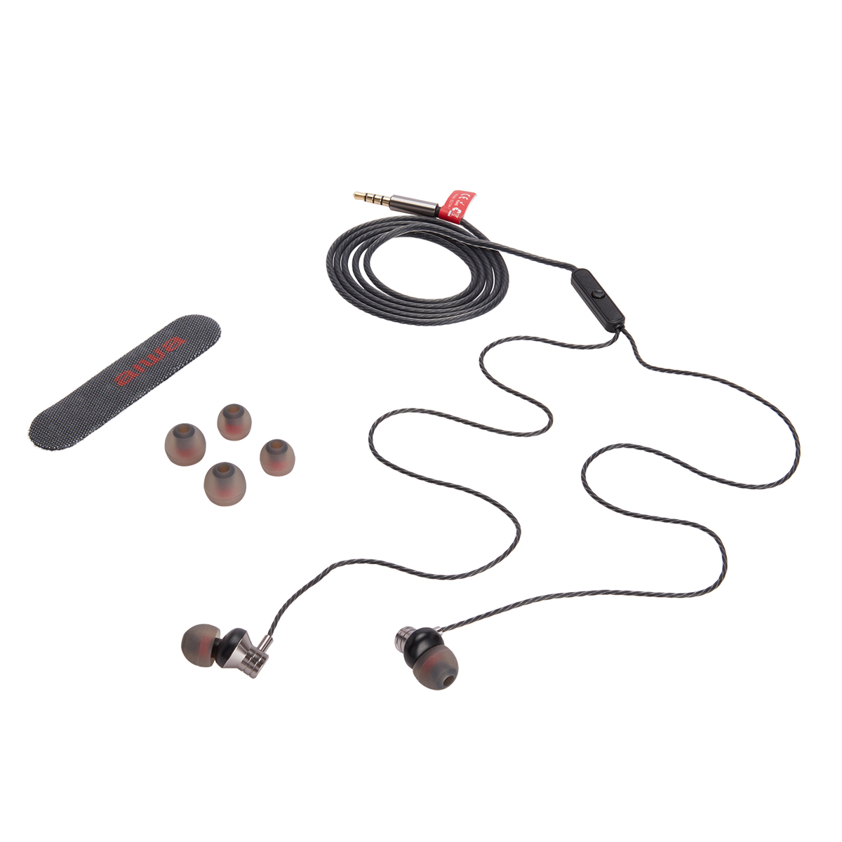 Auriculares con tres puntas extra, un clip y una funda de transporte. Los auriculares son negros.