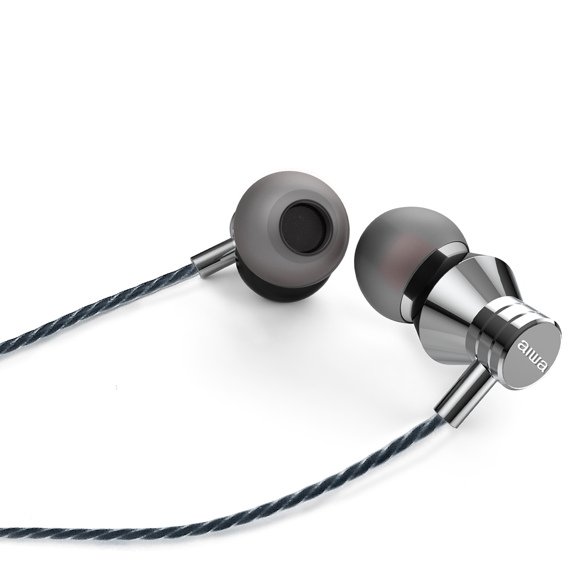 Dos auriculares grises con un cable gris oscuro sobre un fondo blanco.