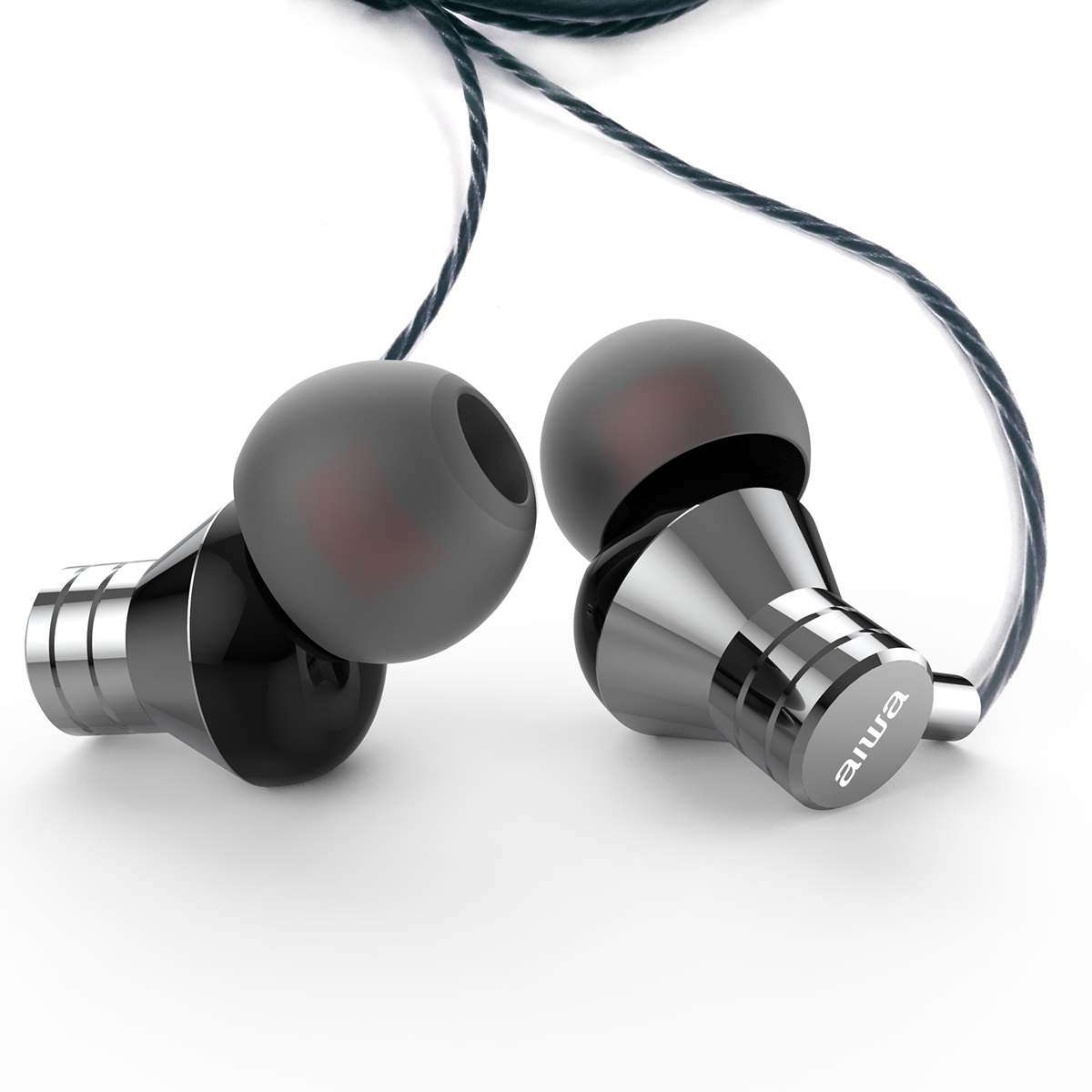 Dos auriculares negros con detalles plateados. Los auriculares tienen puntas grises y un cable negro.