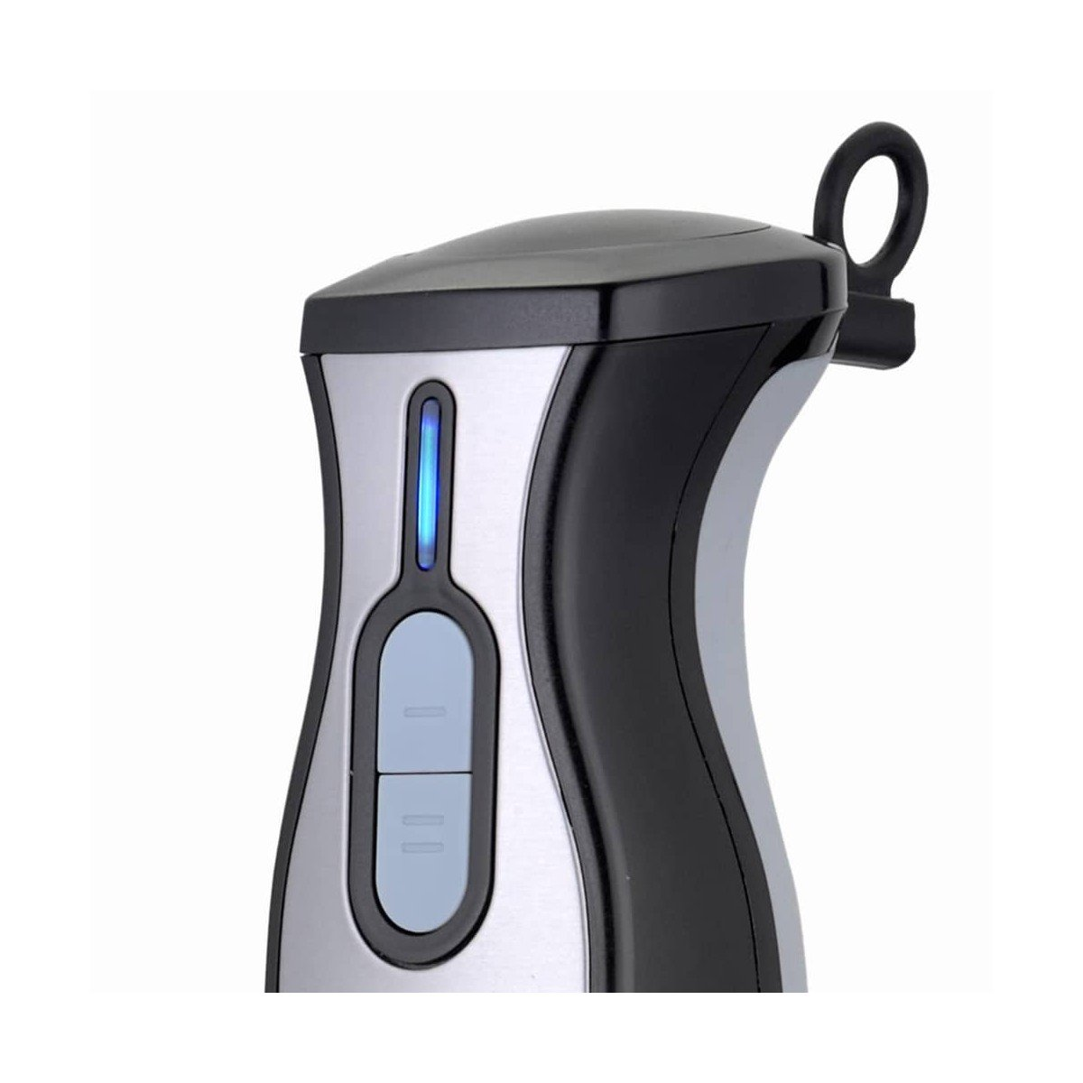 Zbliżenie srebrno-czarnego blendera ręcznego z przyciskami i pętlą.