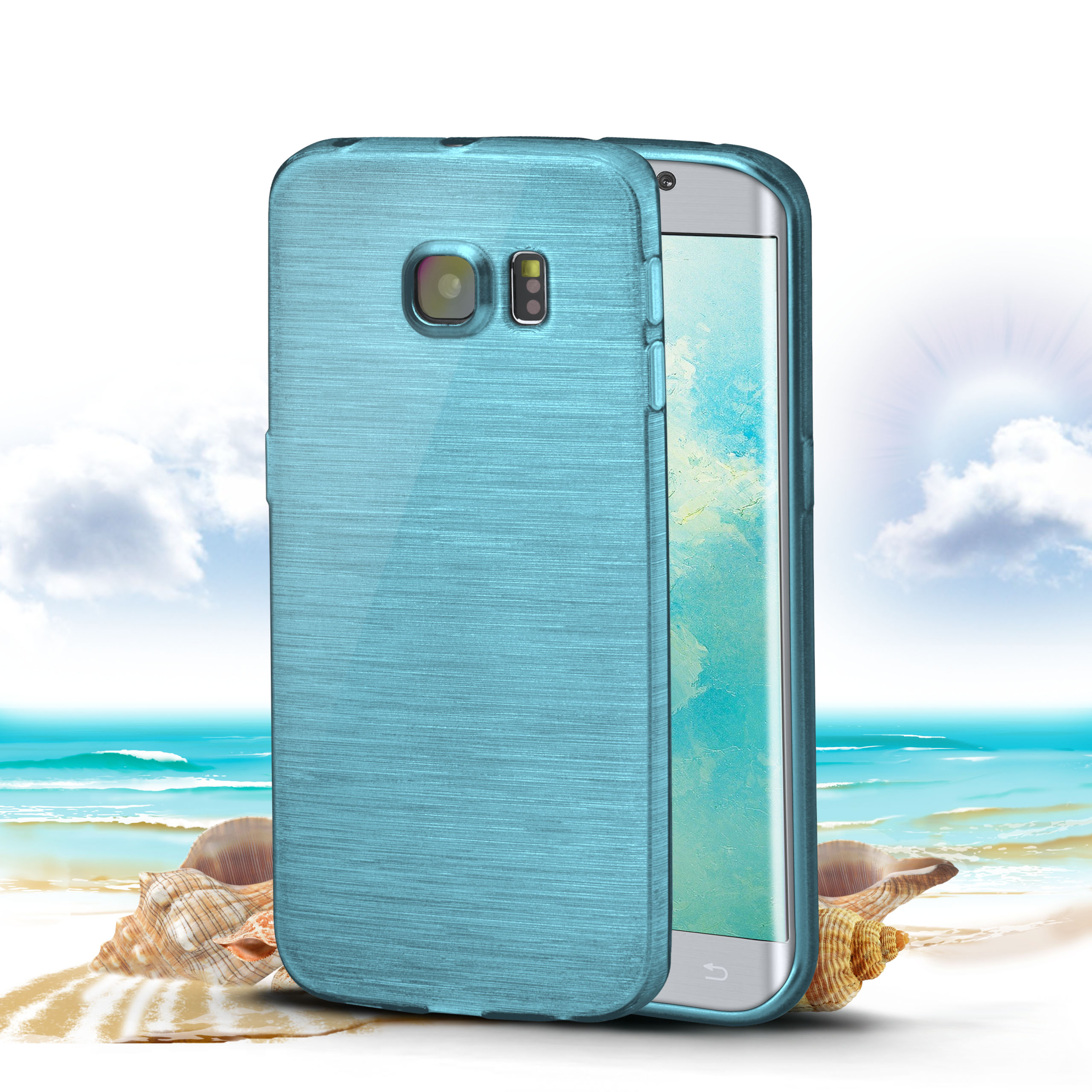 Ein Telefon in einer blau strukturierten Hülle, an einem Strand mit Muscheln und sonnigem Hintergrund.