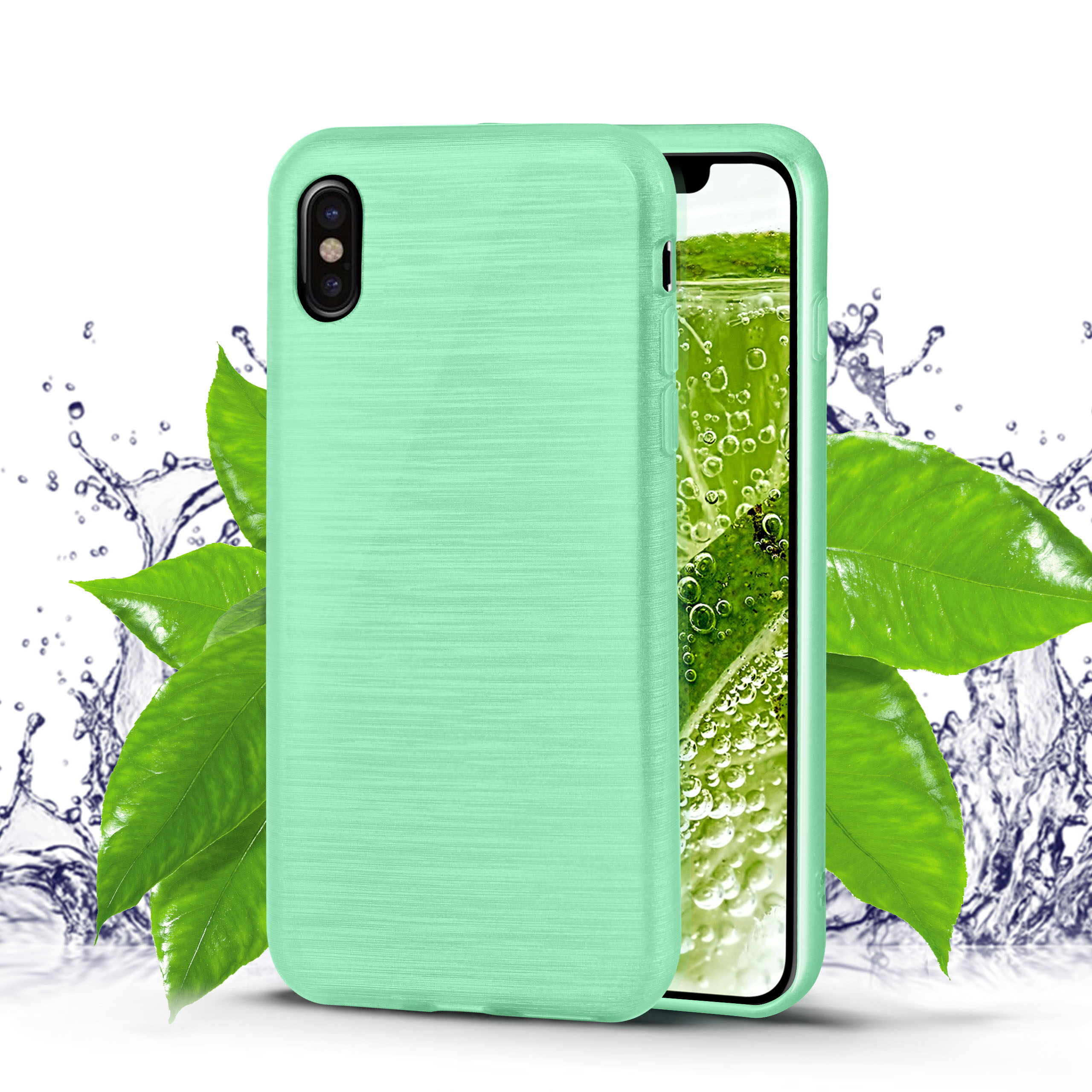 Grüne Handyhülle mit Telefon darin. Wasserspritzer und Blätter. Weißer Hintergrund.