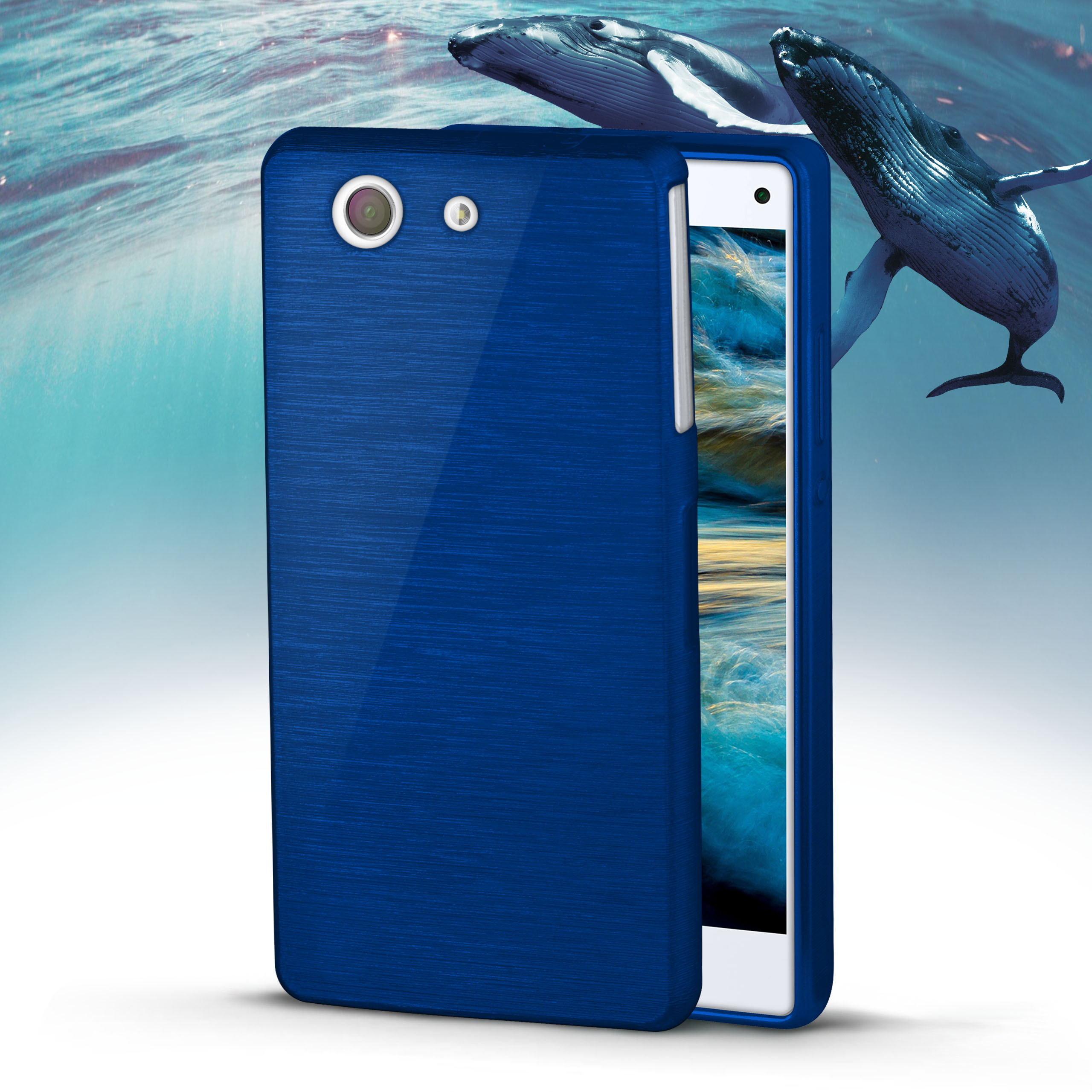 Blaue Handyhülle auf einem Telefon. Wale schwimmen im Hintergrund.