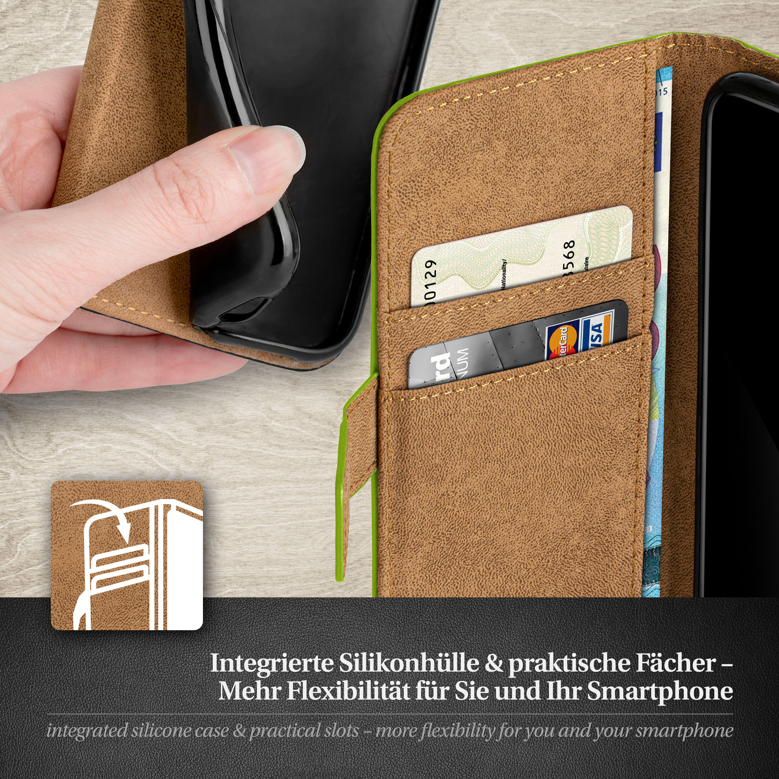 Hand, die ein Telefon in einer grünen Lederhülle hält, in der sich Kreditkarten befinden. Brauner Hintergrund.