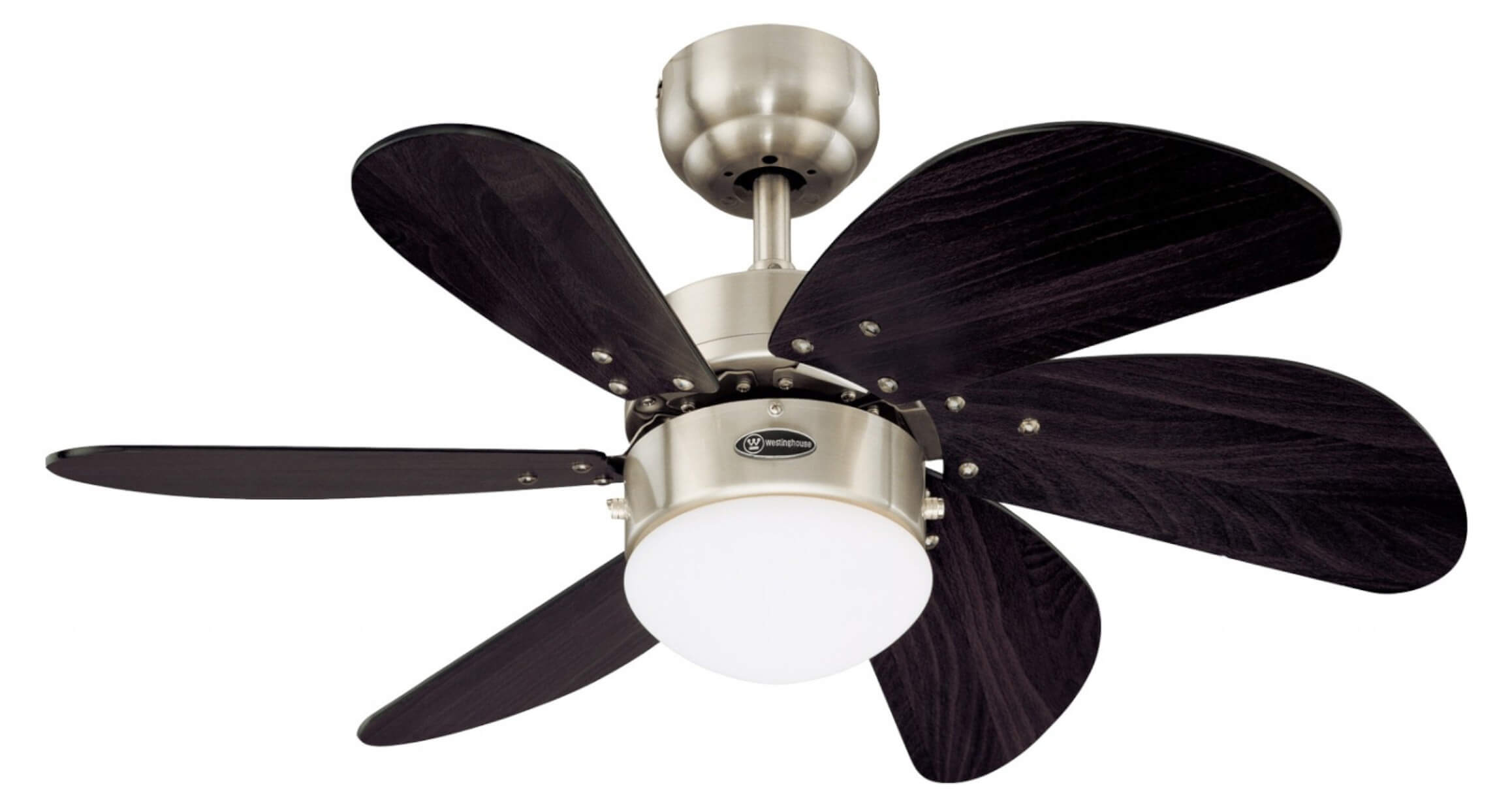 Ein Deckenventilator mit sechs dunkelbraunen Flügeln, einem silbernen Motorgehäuse und einer runden Leuchte. Die Marke Westinghouse ist sichtbar.