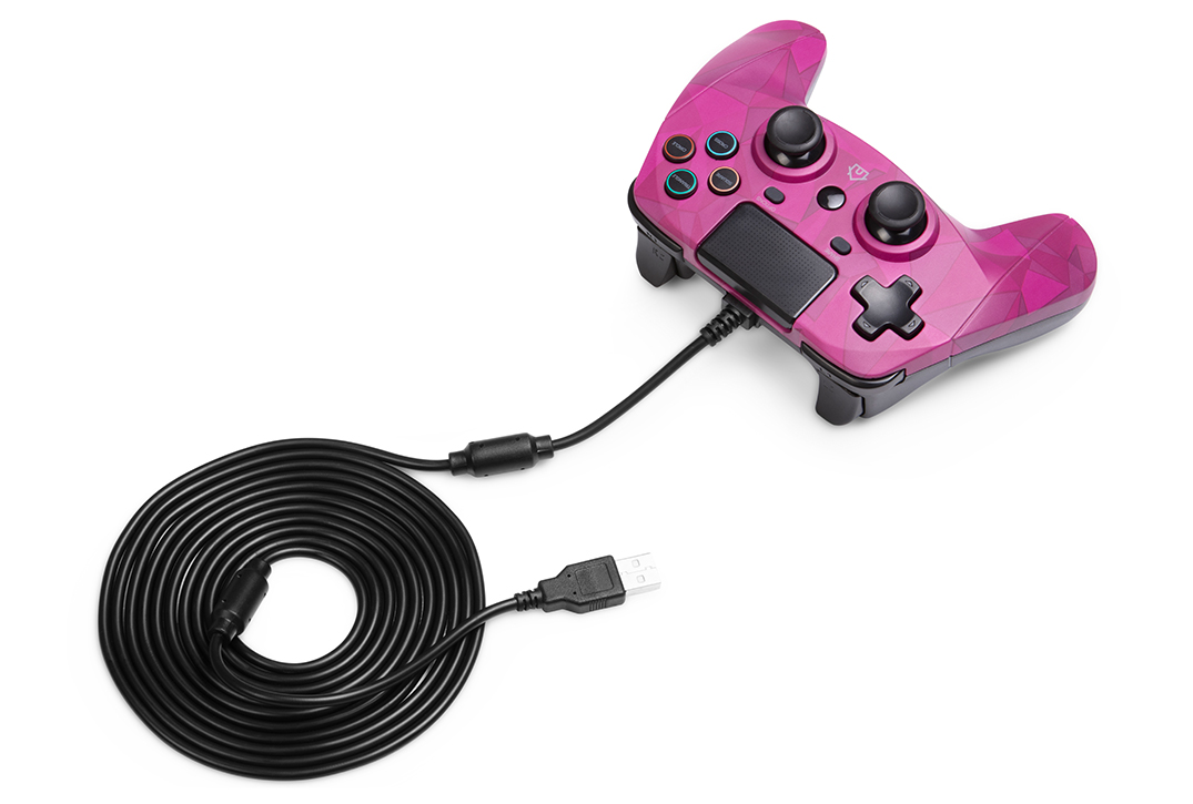 Różowy i czarny kontroler do gier z czarnym zwiniętym kablem USB na białym tle.