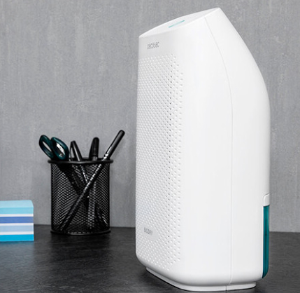 Biało-niebieski osuszacz na biurku, artykuły biurowe.