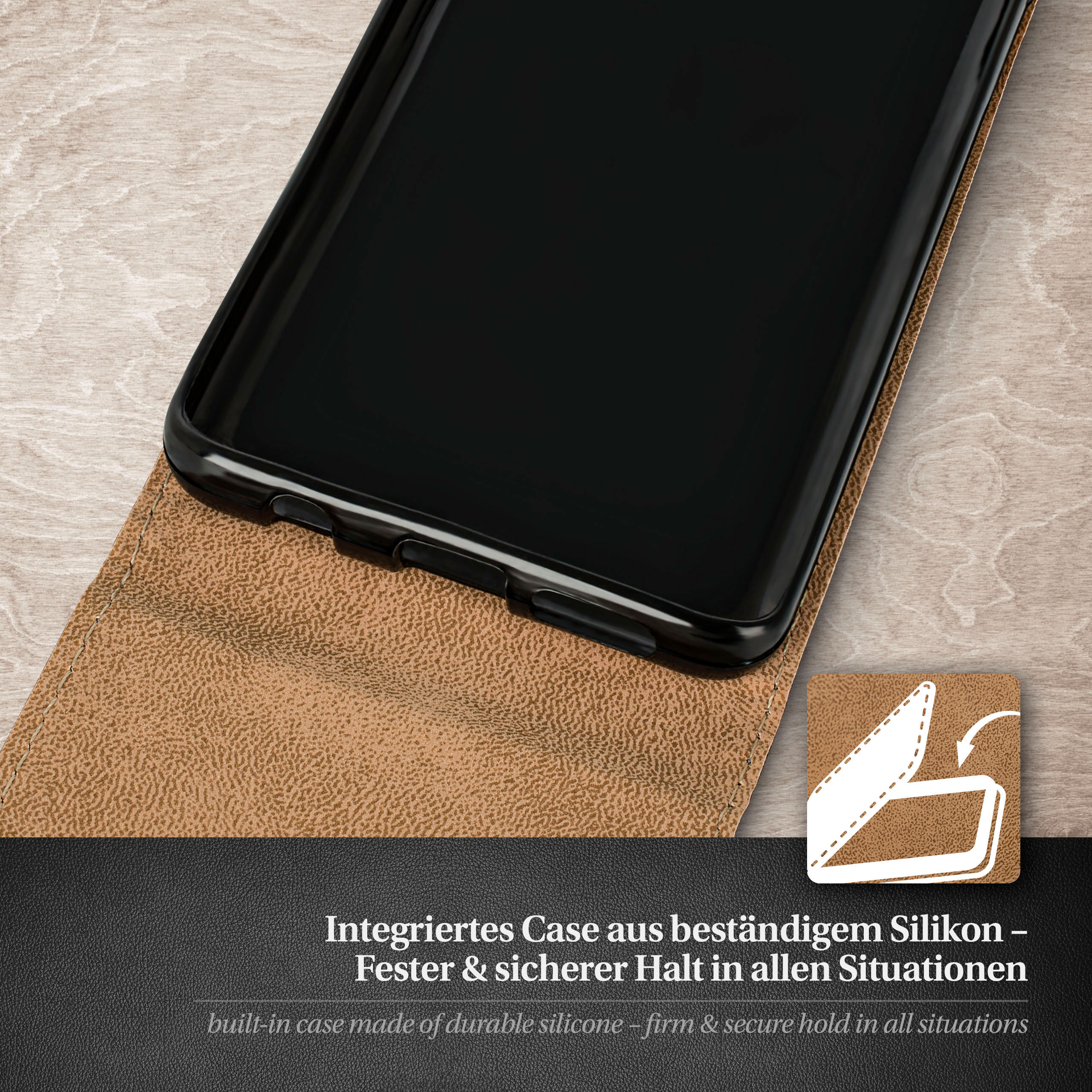 Eine Handyhülle mit einem schwarzen Telefon im Inneren. Die Hülle ist braun und geöffnet, auf einer Holzoberfläche.