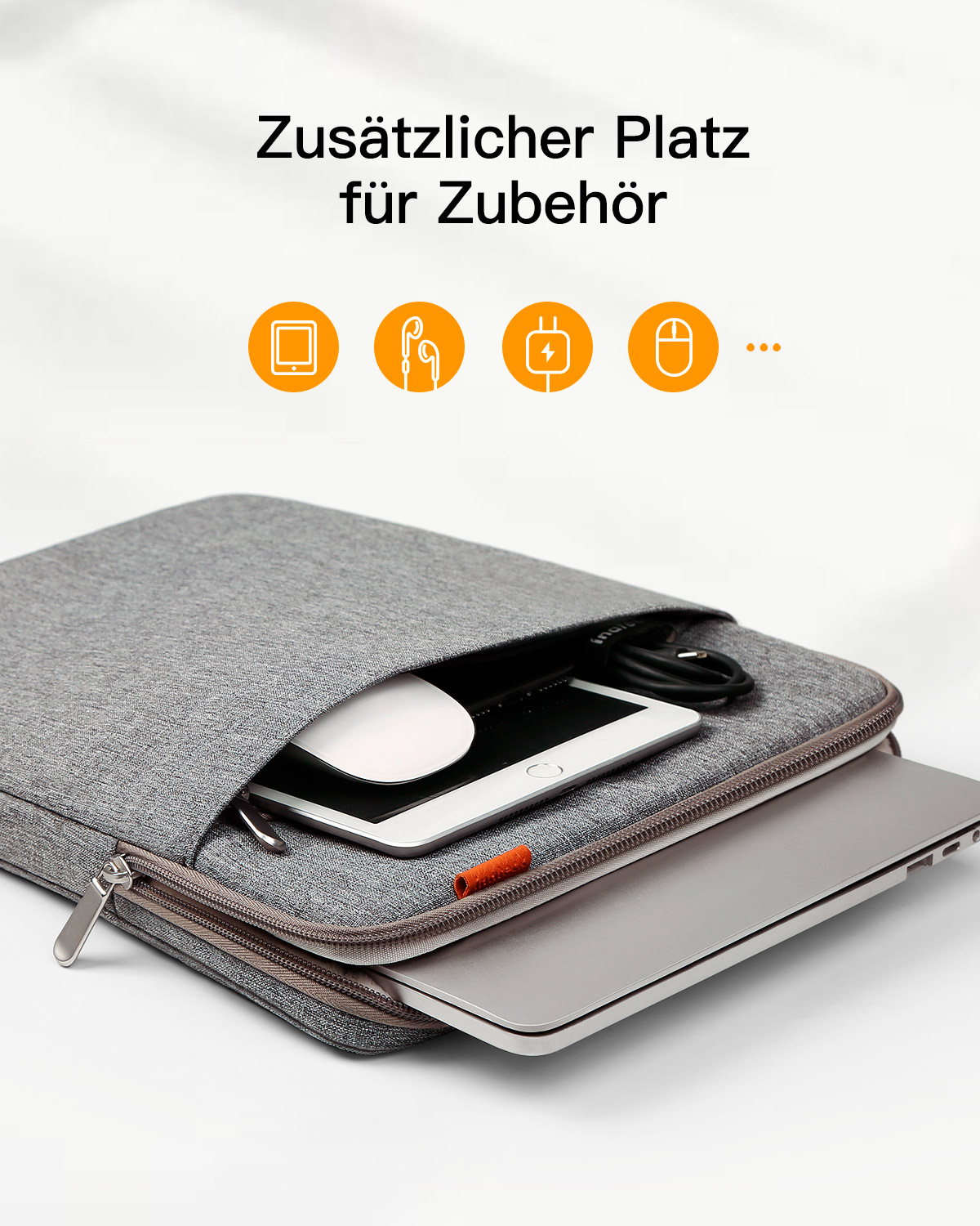 Graue Laptop-Hülle mit Tablet und Zubehör. Weißer Hintergrund.