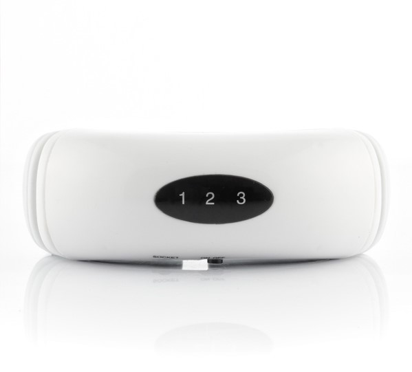 Białe urządzenie z czarnym owalnym przyciskiem z numerami 1, 2, 3. Posiada włącznik/wyłącznik i etykietę gniazda. Tło jest białe.