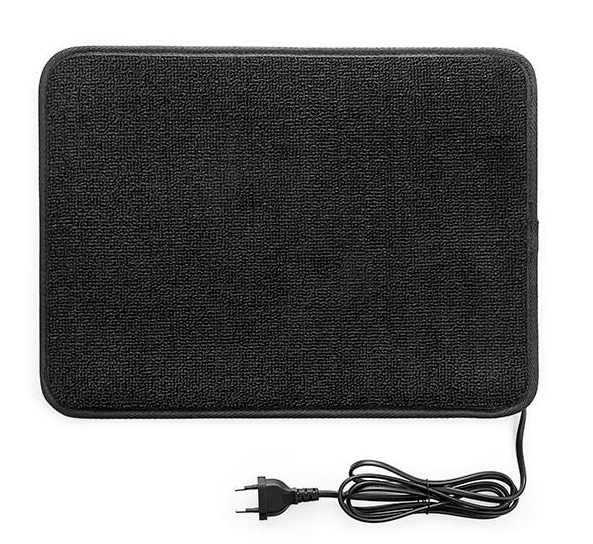 Schwarze Matte mit Kabel und Stecker. Weisser Hintergrund. Die Matte hat eine strukturierte Oberfläche.
