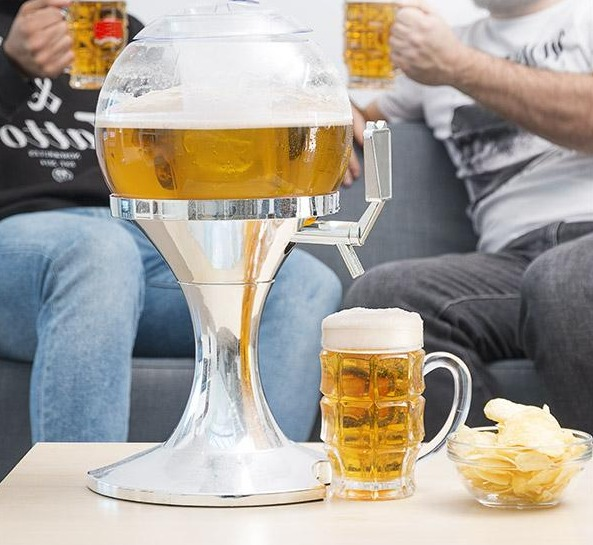 Bierzapfanlage mit zwei Personen im Hintergrund, die Biergläser halten.