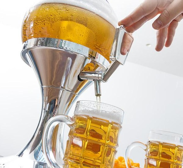 Bierzapfhahn, der Bier in einen Krug gießt, ein zweiter Krug daneben.
