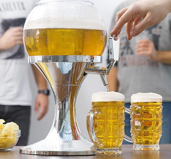 Bierausgabe mit Bier, das in zwei Bierkrüge gegossen wird.