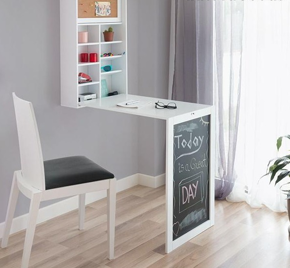 Weißer Wandtisch mit Regalen. Eine Tafel am Tischbein: 'Today is a Great DAY'.