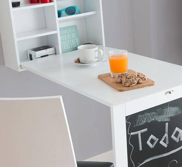 Ein weißer Klapptisch mit Tasse, Saft, Keksen und einer Tafel mit der Aufschrift "Heute".