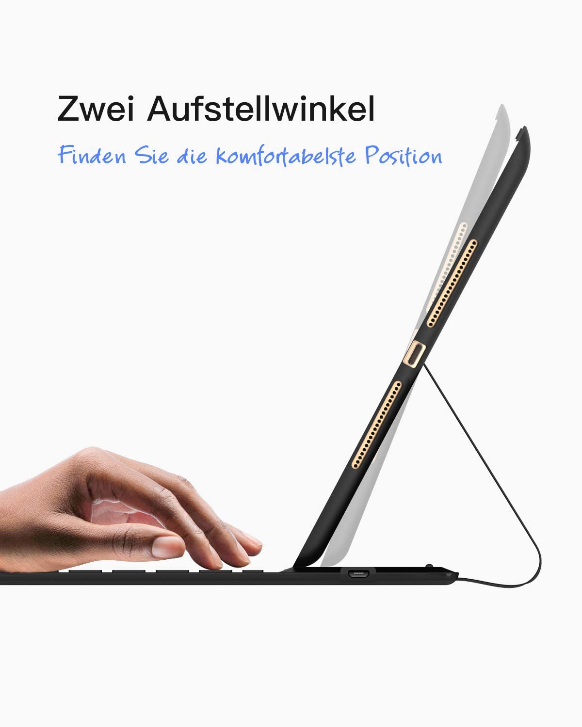 Ein iPad in einer schwarzen Hülle, aufgestellt. Eine Hand tippt auf einer Tastatur.