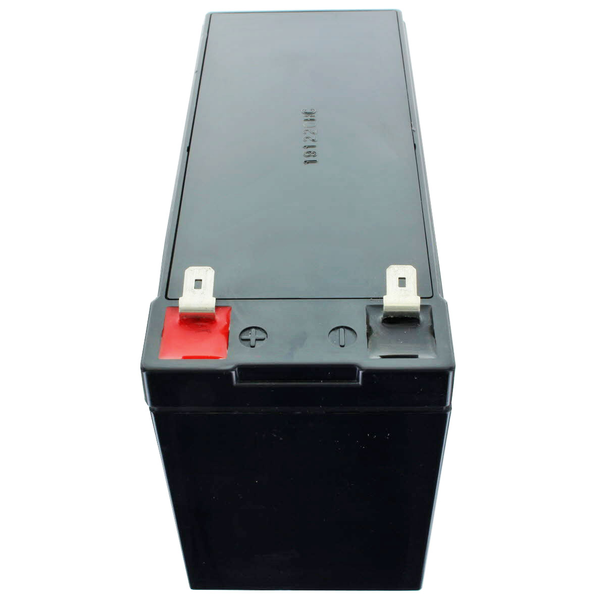 Eine schwarze Batterie mit roten und schwarzen Anschlüssen. Die Batterie ist rechteckig und auf weißem Grund isoliert.