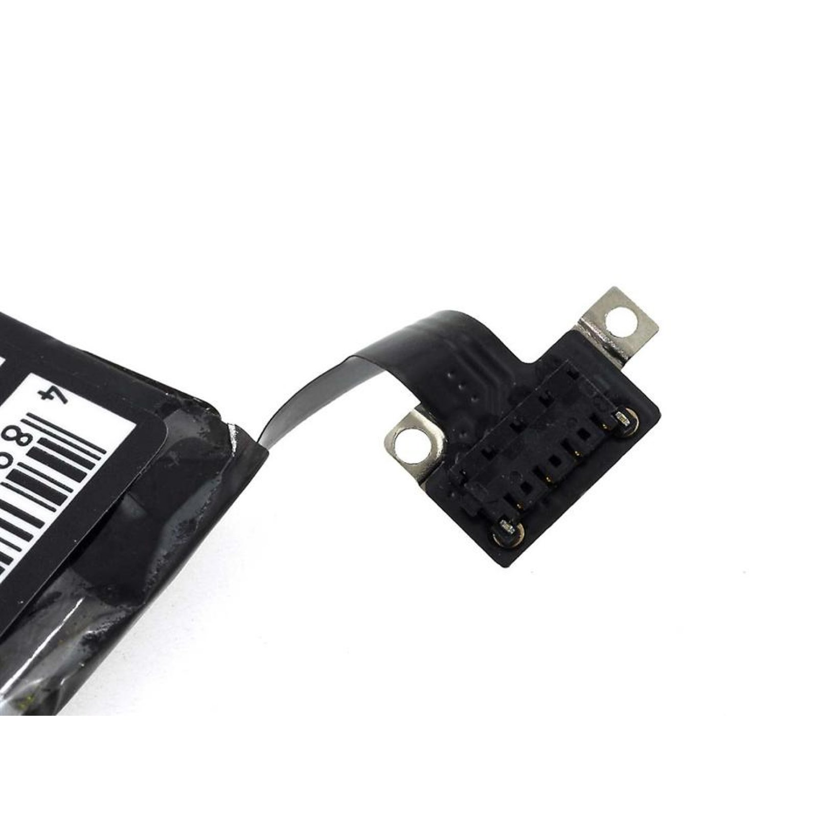 Un cable de cinta negro conectado a un dispositivo con un conector metálico.