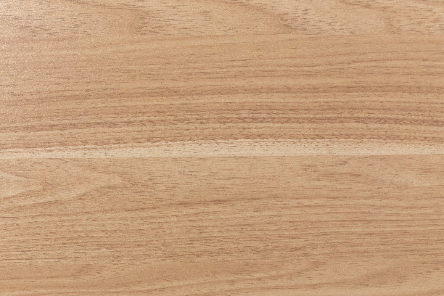 Nahaufnahme der Holzmaserung. Das Holz ist hellbraun mit sichtbaren Maserungen.