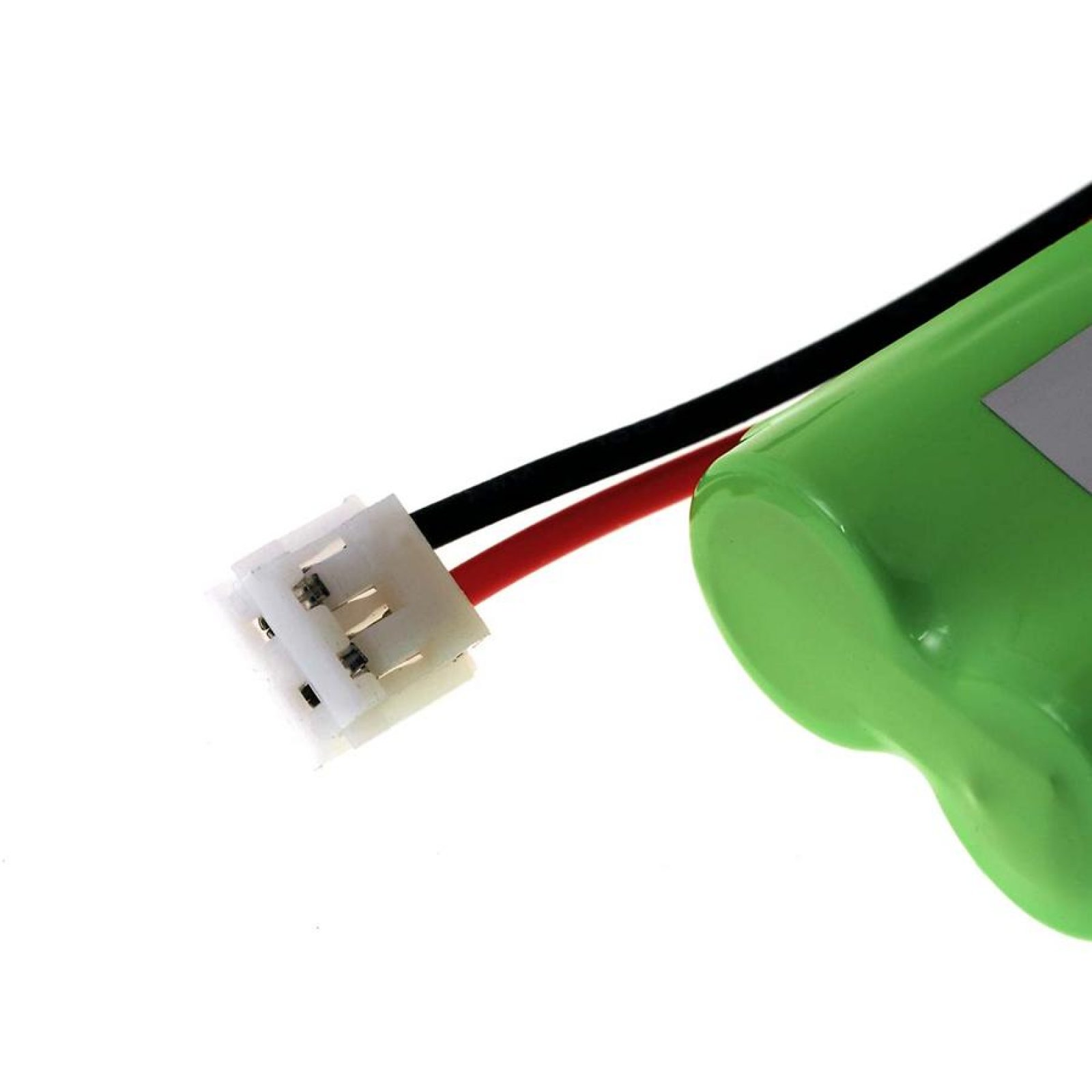 Primer plano de una batería cilíndrica verde con cables negro y rojo conectados a un conector blanco.
