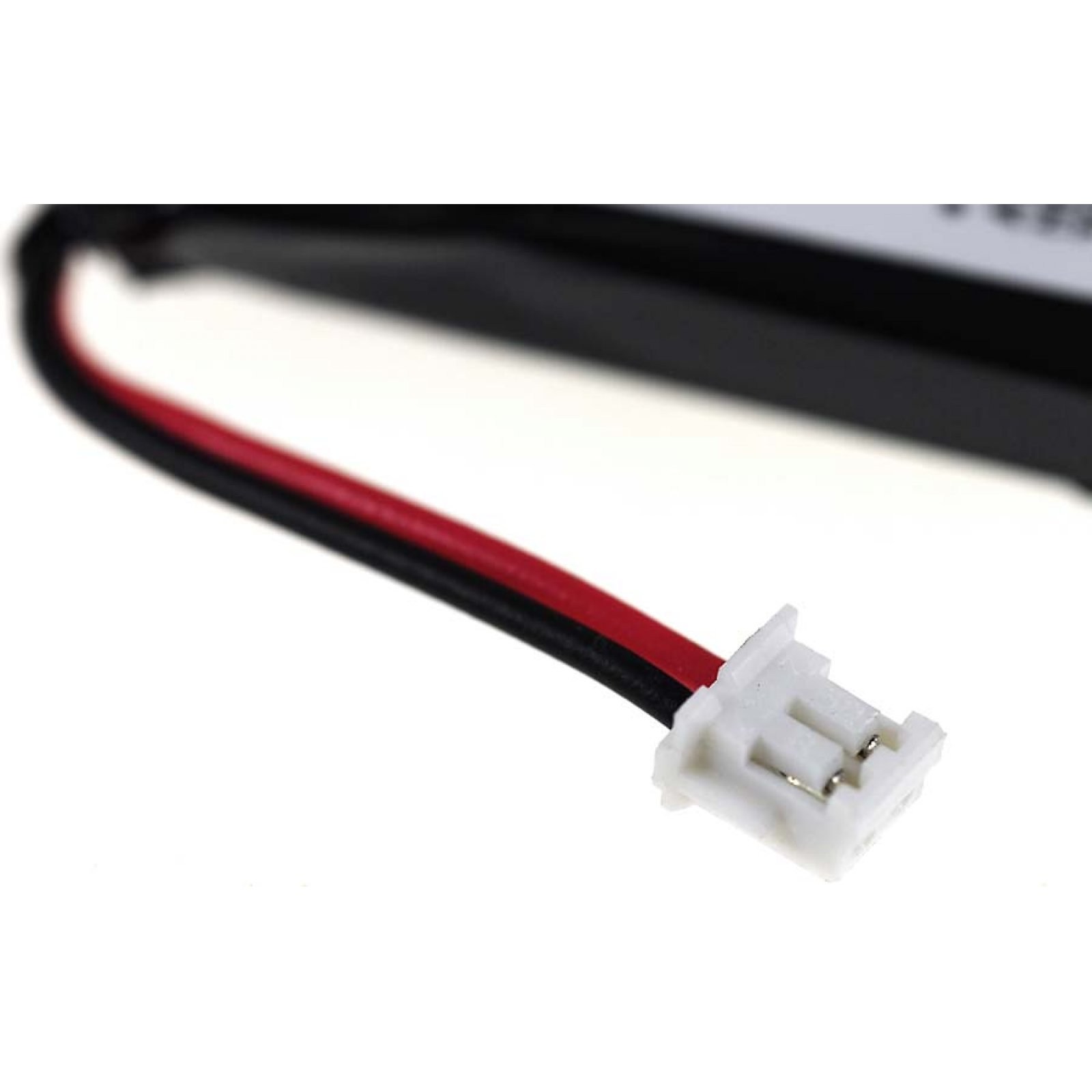 Primer plano de un conector blanco con cables negros y rojos adjuntos.