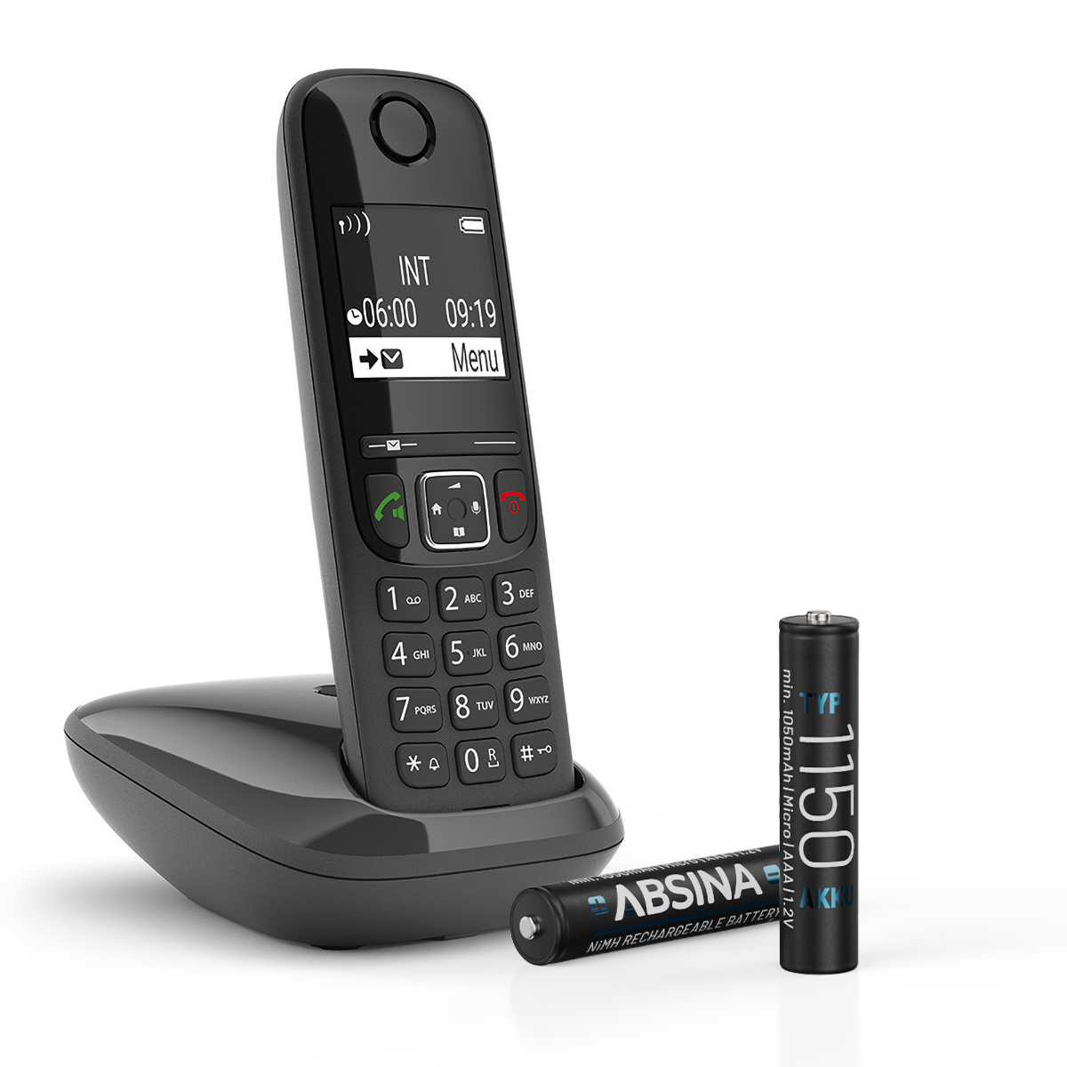 Schwarzes schnurloses Telefon und Ladegerät mit zwei schwarzen Batterien. Anzeige zeigt Zeit.