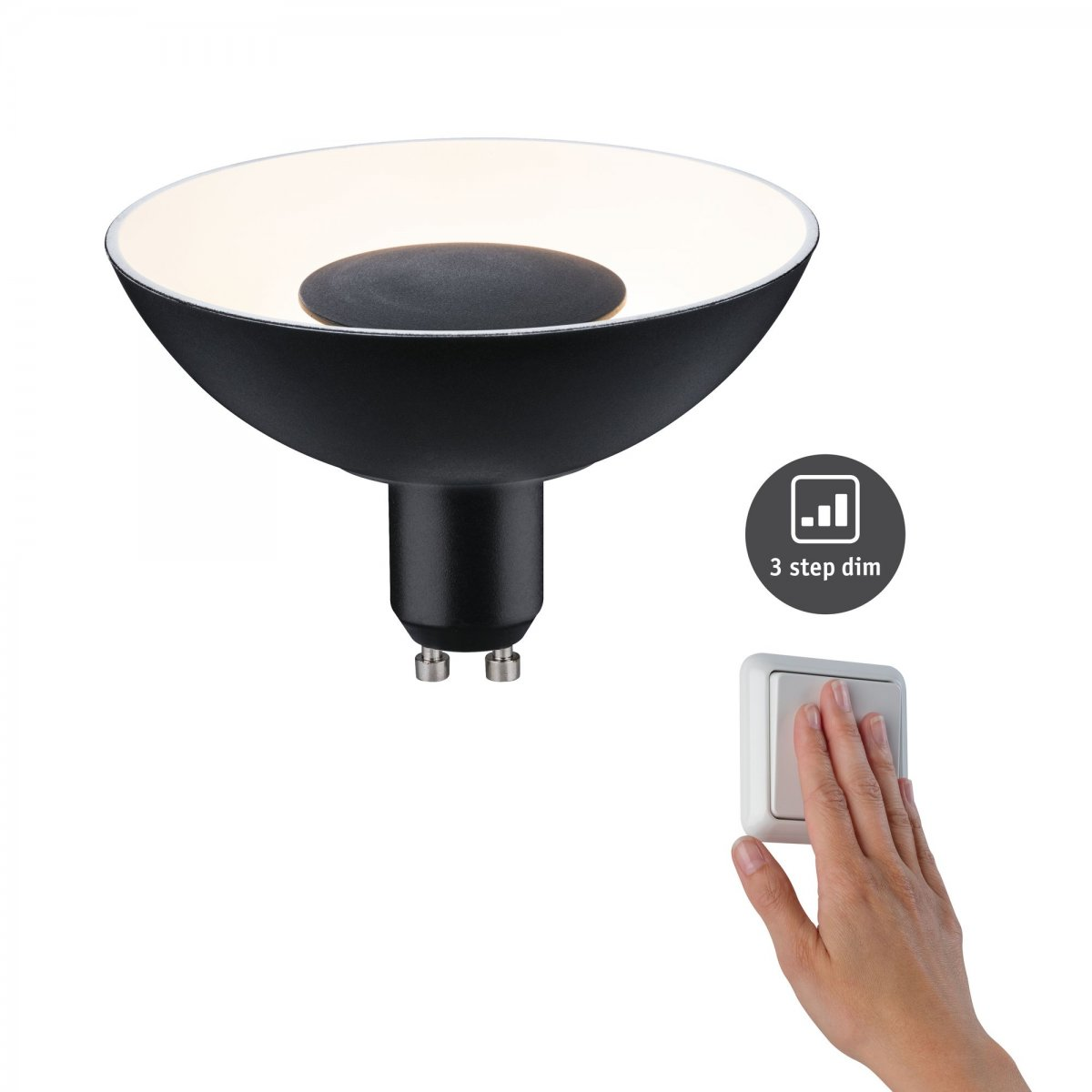 Schwarz-weiße Lampe mit weißem Wandschalter. Hand erreicht den Schalter.