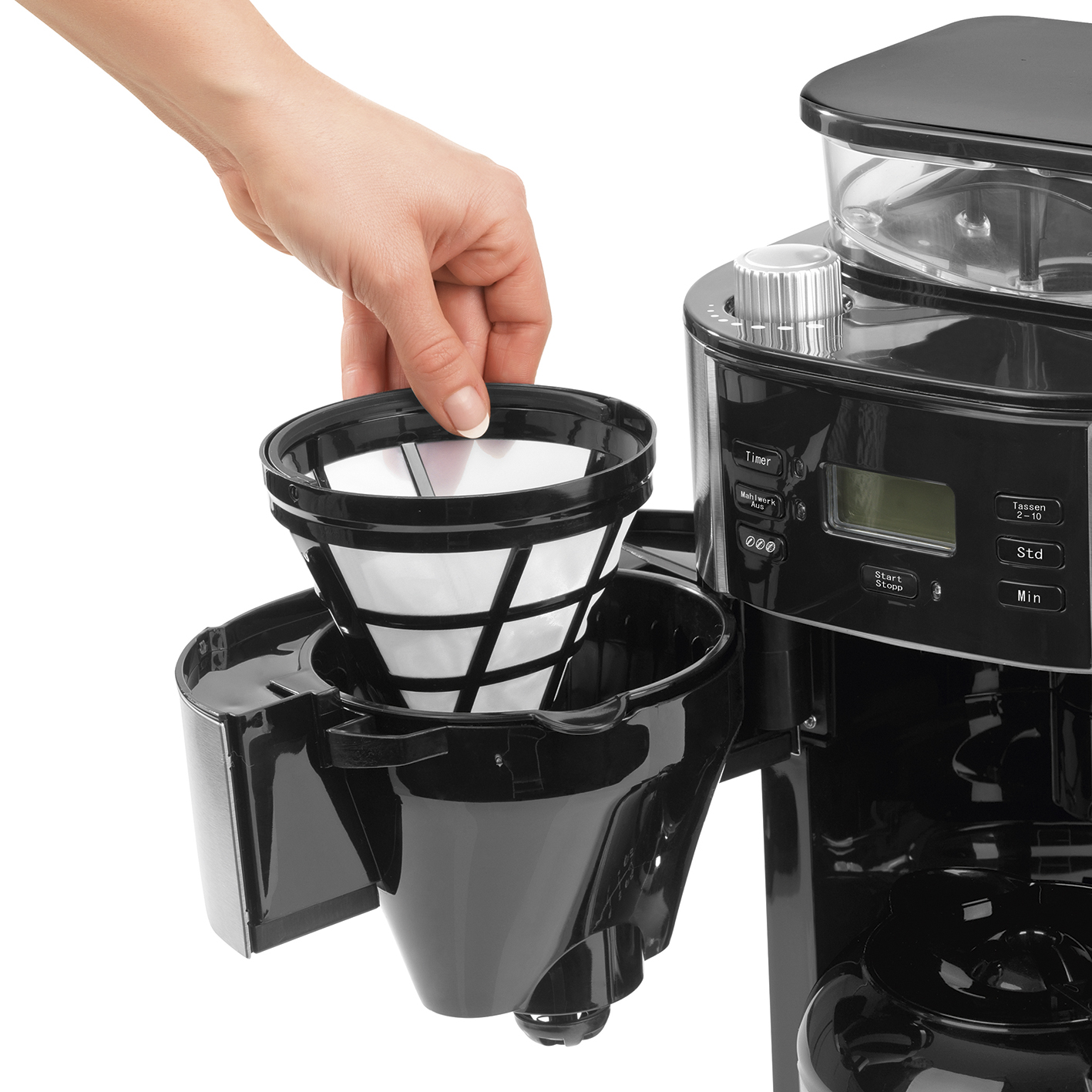 Una mano sta rimuovendo il filtro dalla macchina del caffè.