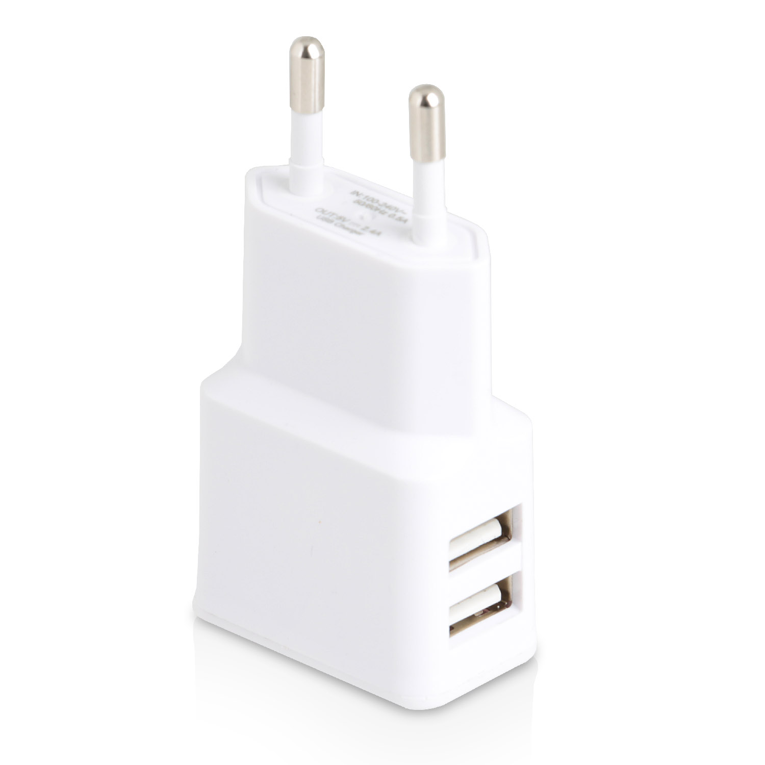 Ein weißes Ladegerät mit zwei USB-Anschlüssen. Es ist auf weißem Hintergrund.