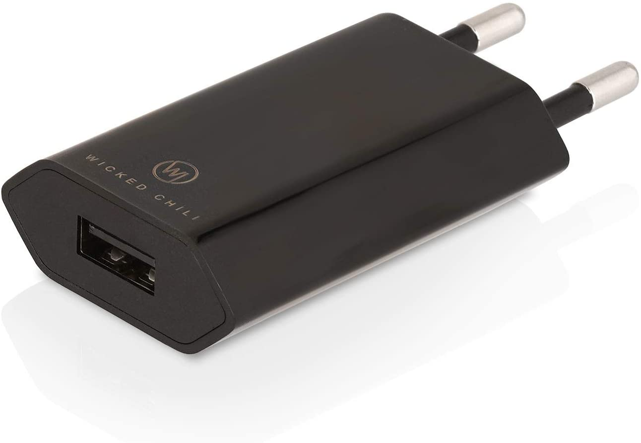 Schwarzes USB-Ladegerät mit 'Wicked Chili'-Logo und zwei silbernen Stiften.