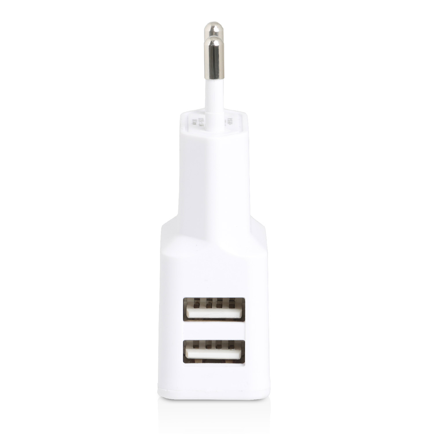 Weißes USB-Ladegerät mit zwei Anschlüssen, isoliert auf weißem Hintergrund.