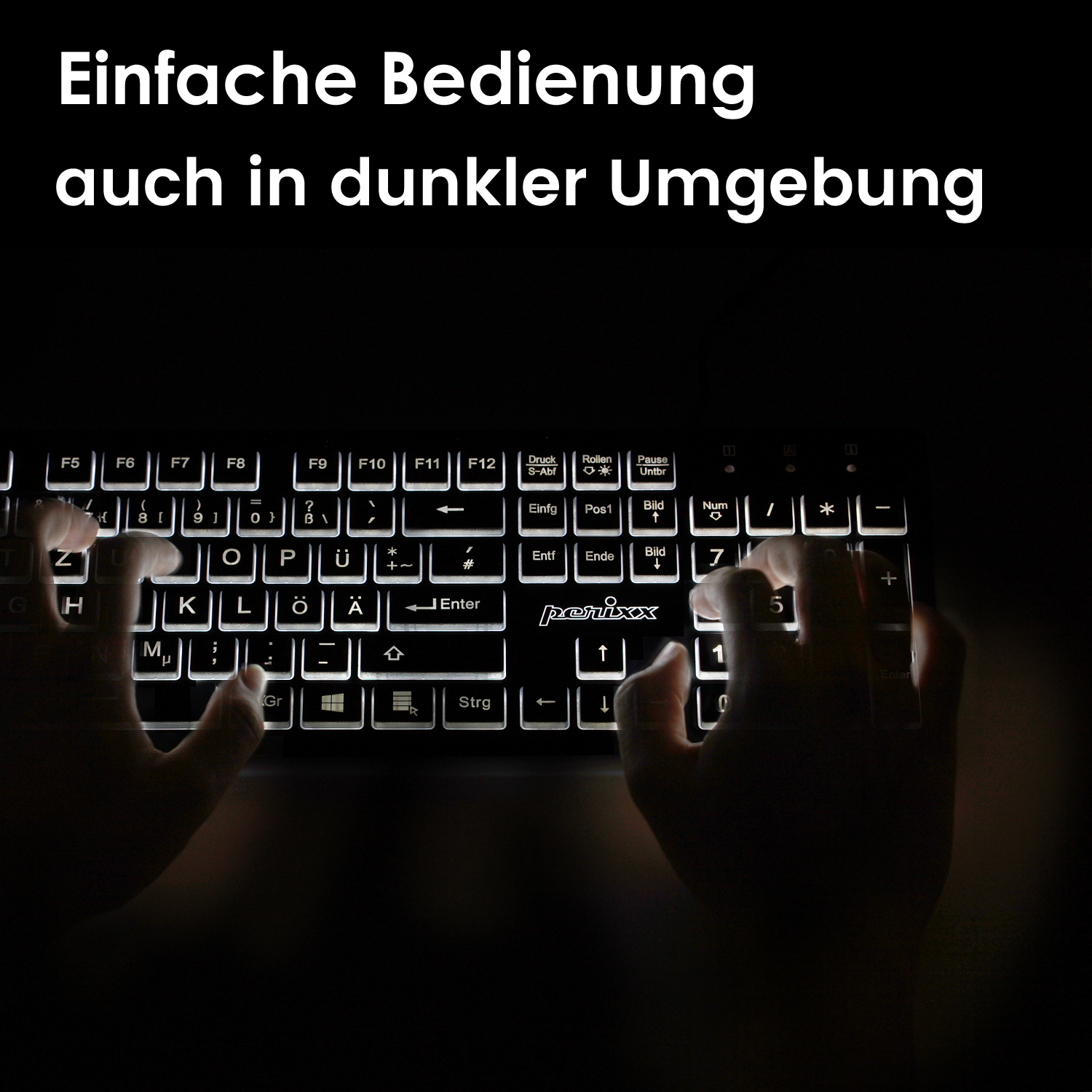 Tastatur mit beleuchteten Tasten. Hände tippen im Dunkeln. Weißer Text auf Deutsch.