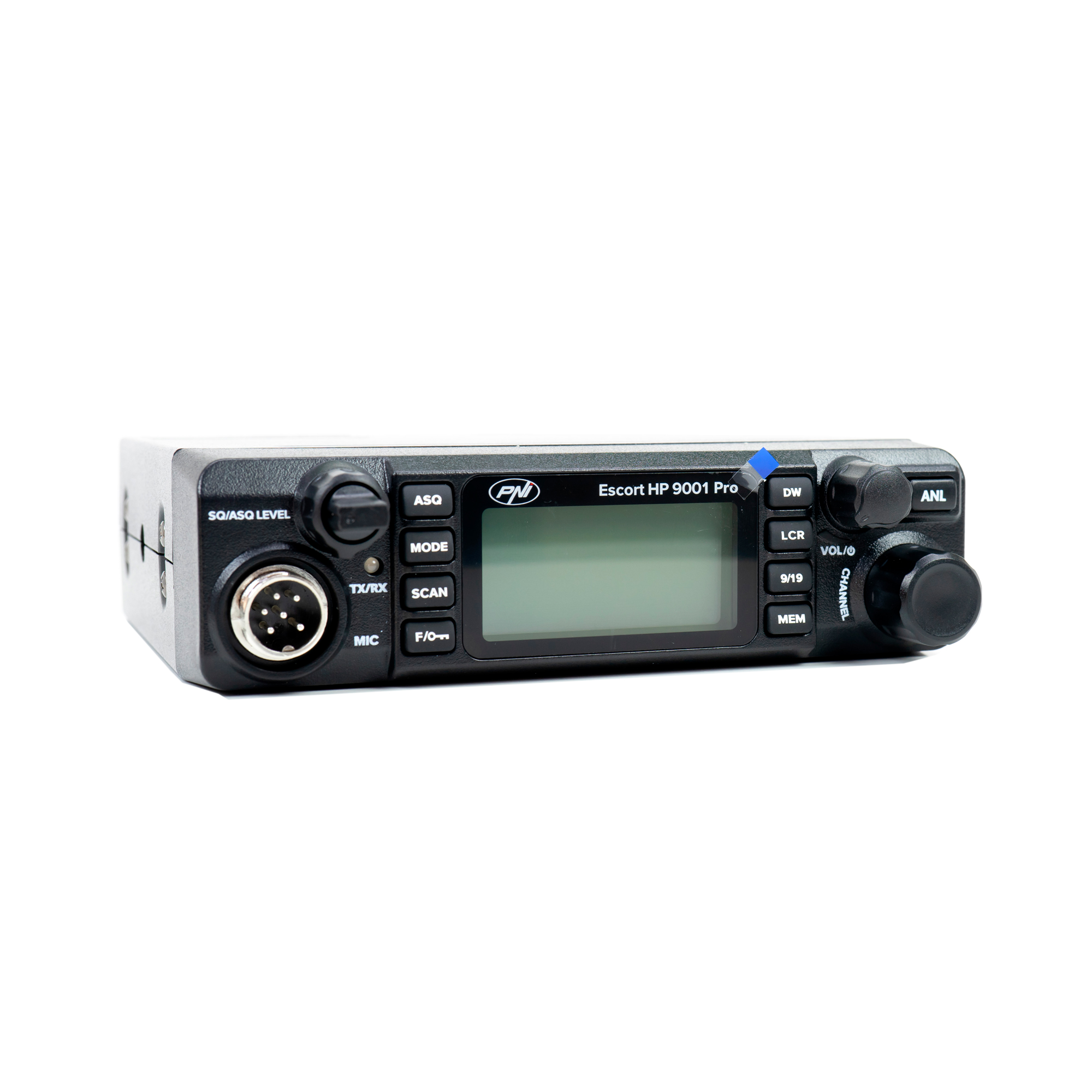 Ein schwarzes Radio mit Knöpfen und Bildschirm auf weißem Grund.