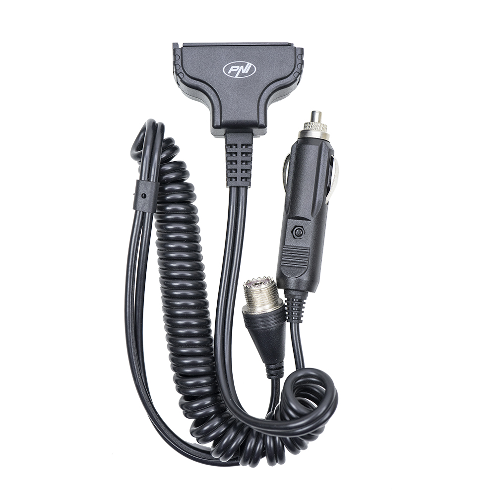 Ein schwarzes Ladekabel mit mehreren Anschlüssen. Es hat einen gewendelten Abschnitt und einen Zigarettenanzünderstecker.