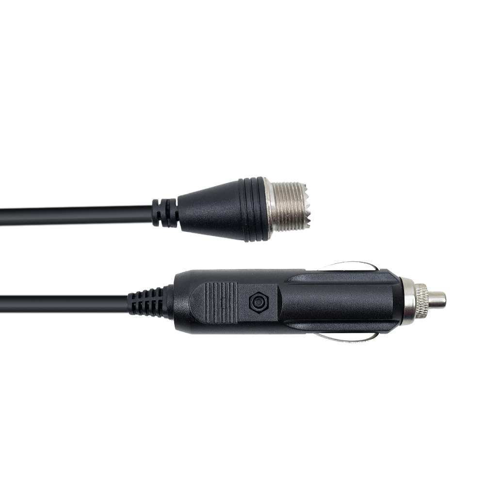 Schwarzes Kabel mit Kfz-Ladestecker und Antennenanschluss. Weißer Hintergrund.